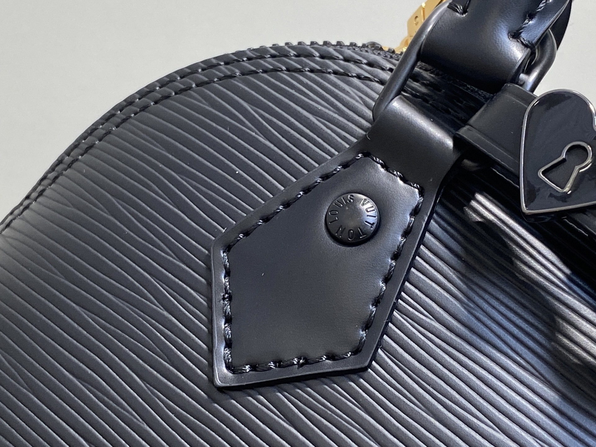 【顶级原单】K00015黑色 水波纹链条贝壳包 本款 Alma 迷你手袋 出自 LV&I 定制系列,选用