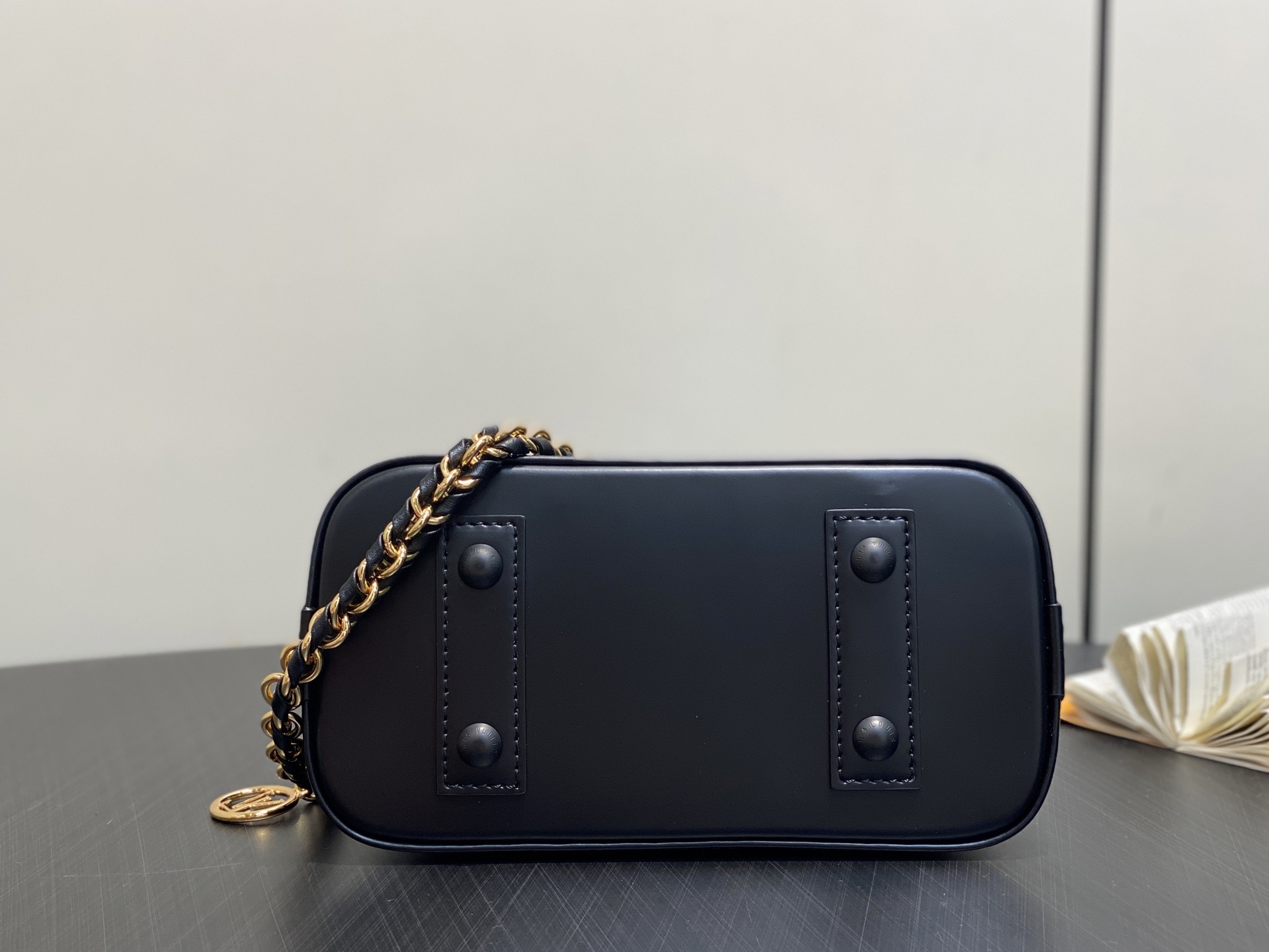 【顶级原单】K00015黑色 水波纹链条贝壳包 本款 Alma 迷你手袋 出自 LV&I 定制系列,选用