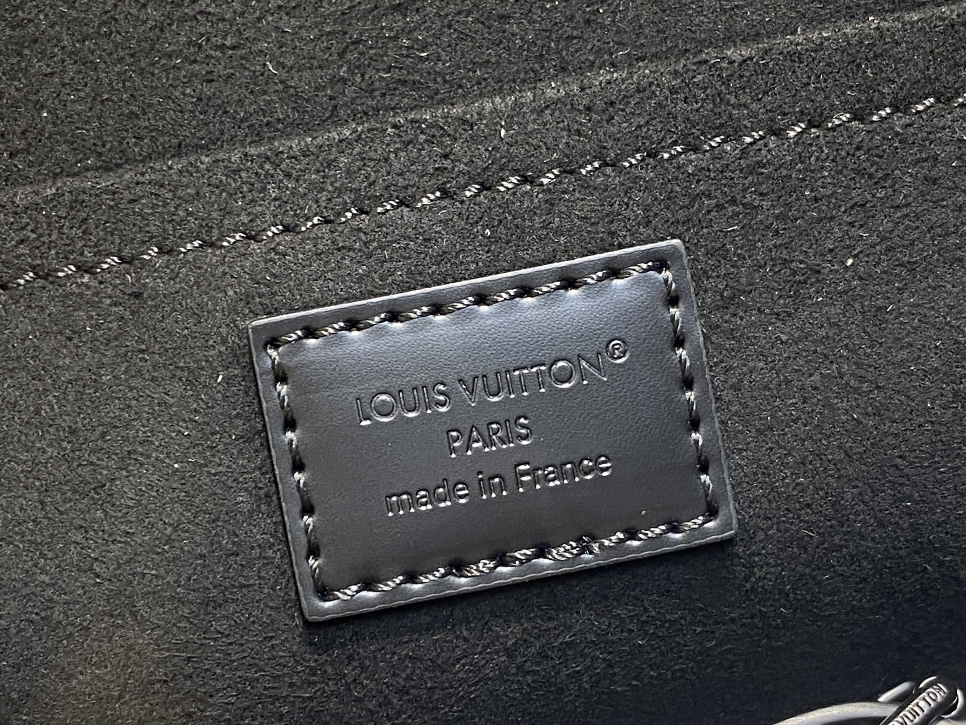 【顶级原单】K00015黑色 水波纹链条贝壳包 本款 Alma 迷你手袋 出自 LV&I 定制系列,选用