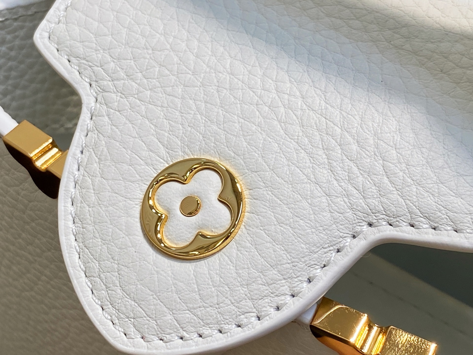 【顶级原单】M56669白色 全皮cap那英款 Capucines 迷你手袋由 Taurillon 皮革