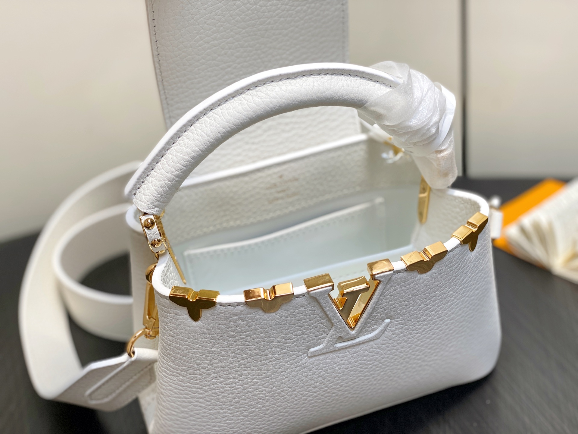 【顶级原单】M56669白色 全皮cap那英款 Capucines 迷你手袋由 Taurillon 皮革