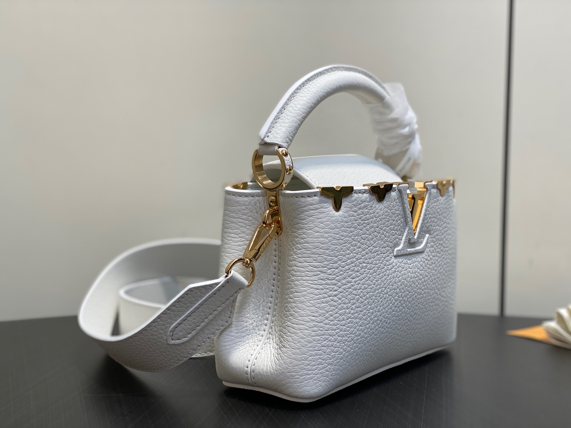 【顶级原单】M56669白色 全皮cap那英款 Capucines 迷你手袋由 Taurillon 皮革