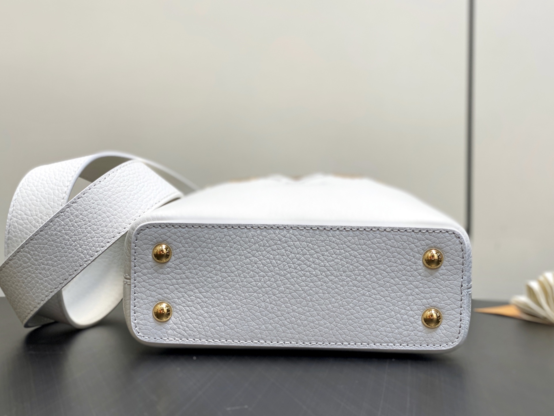 【顶级原单】M56669白色 全皮cap那英款 Capucines 迷你手袋由 Taurillon 皮革