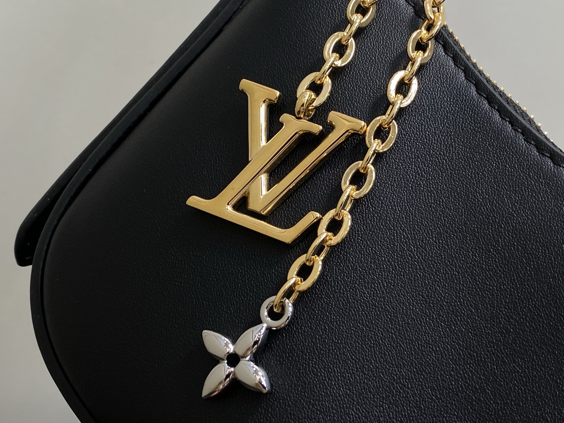 【顶级原单】M25525黑色 全皮腋下包Pochette LV Bloom 手袋 M25784 杏色 m