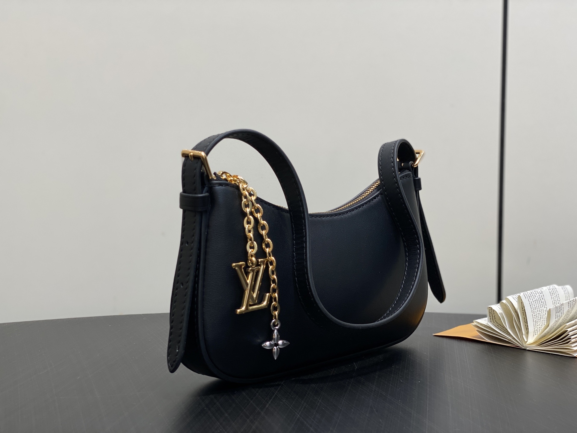 【顶级原单】M25525黑色 全皮腋下包Pochette LV Bloom 手袋 M25784 杏色 m