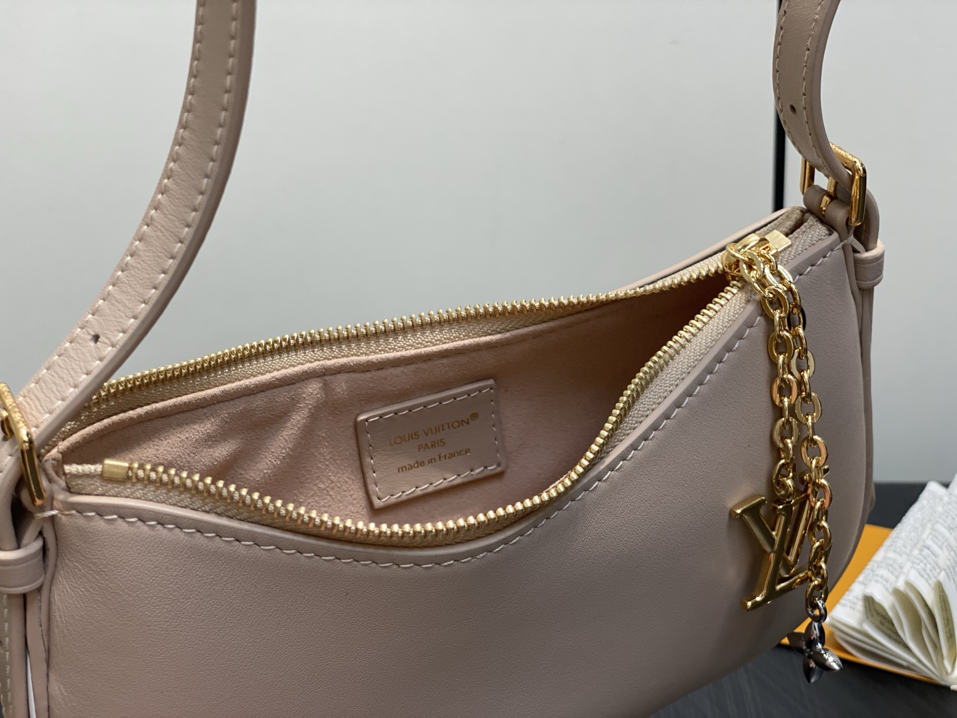 【顶级原单】M25525杏色 全皮腋下包Pochette LV Bloom 手袋 M25784 杏色 m
