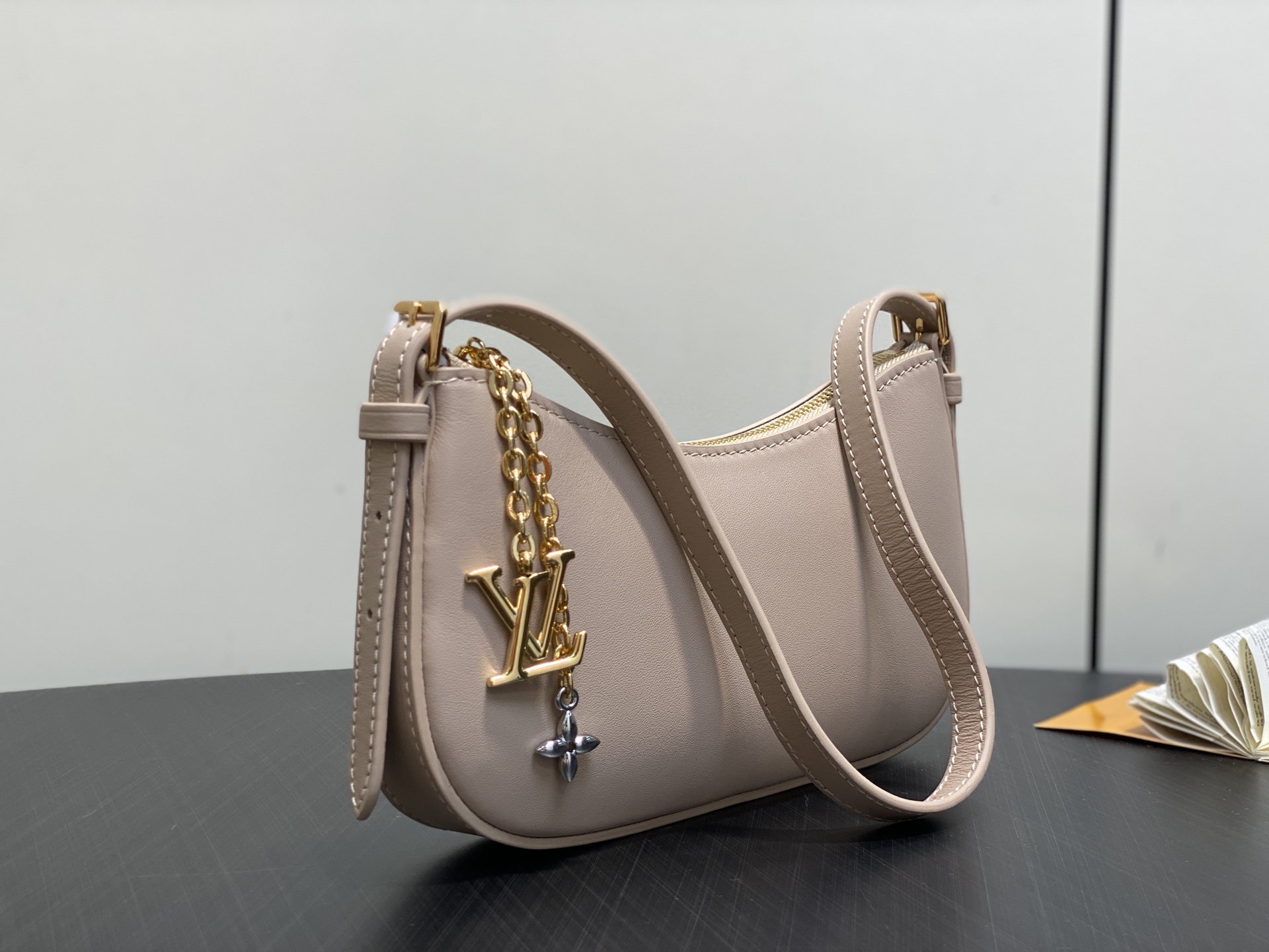 【顶级原单】M25525杏色 全皮腋下包Pochette LV Bloom 手袋 M25784 杏色 m
