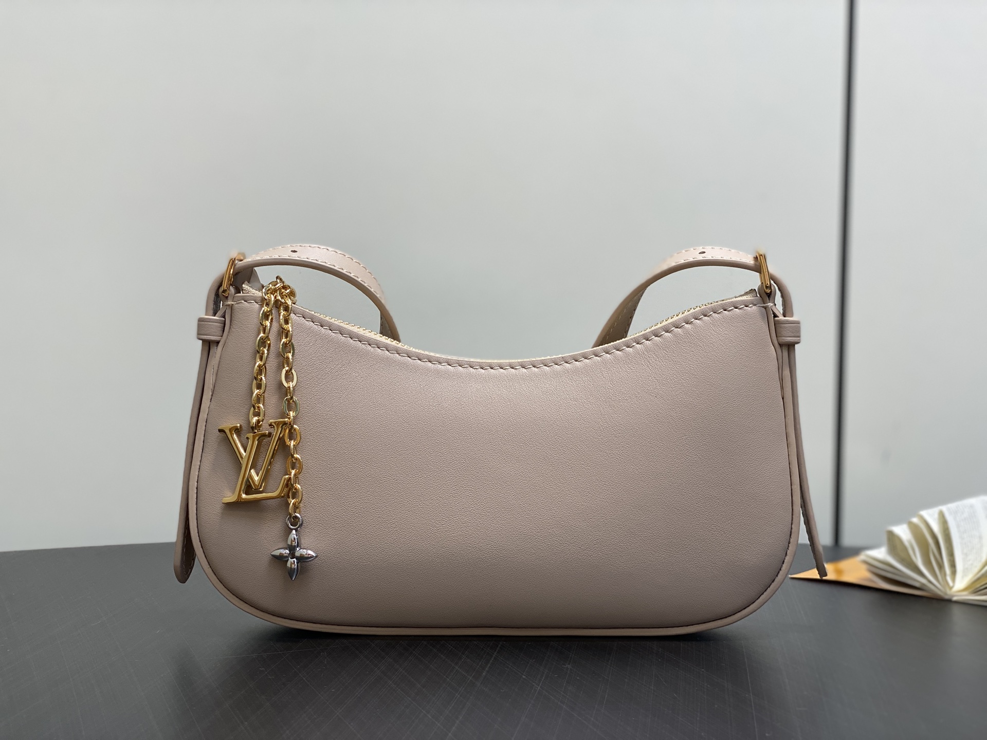 【顶级原单】M25525杏色 全皮腋下包Pochette LV Bloom 手袋 M25784 杏色 m