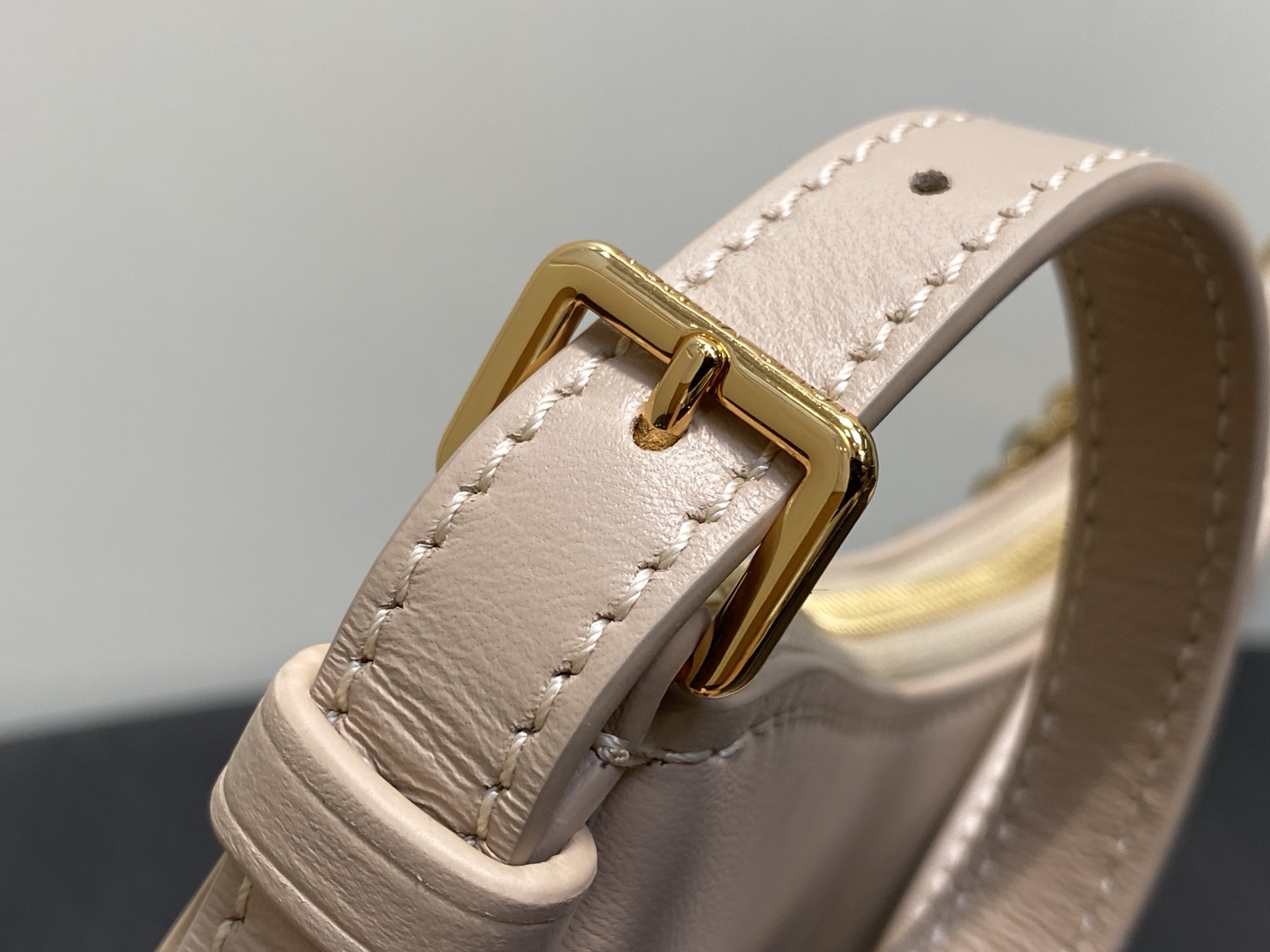 【顶级原单】M25525杏色 全皮腋下包Pochette LV Bloom 手袋 M25784 杏色 m