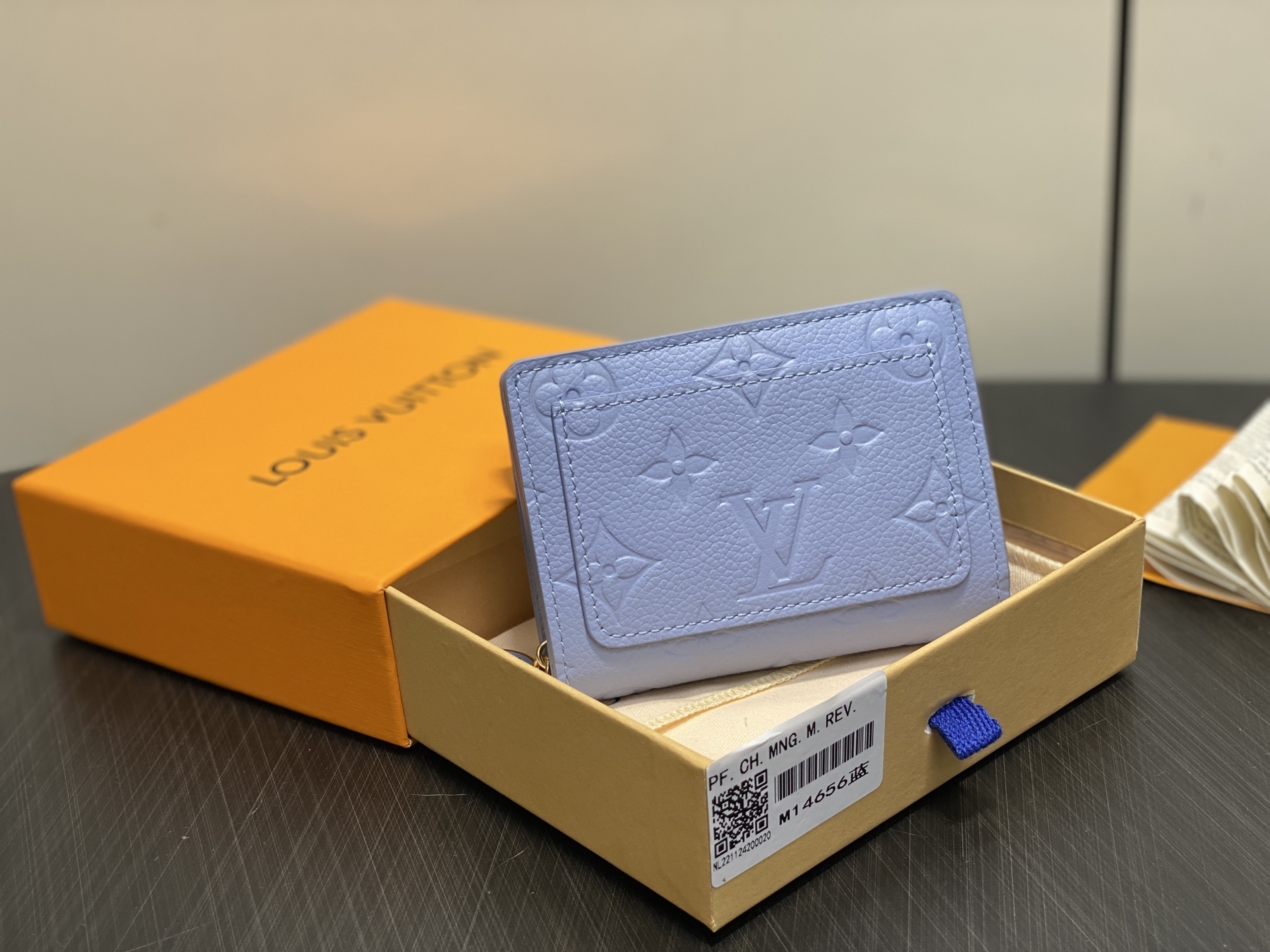 【顶级原单】M14656蓝色 全皮压花两折钱包 Cléa 钱夹 用本赛季特有的鲜艳色调更新了象征梅森的单