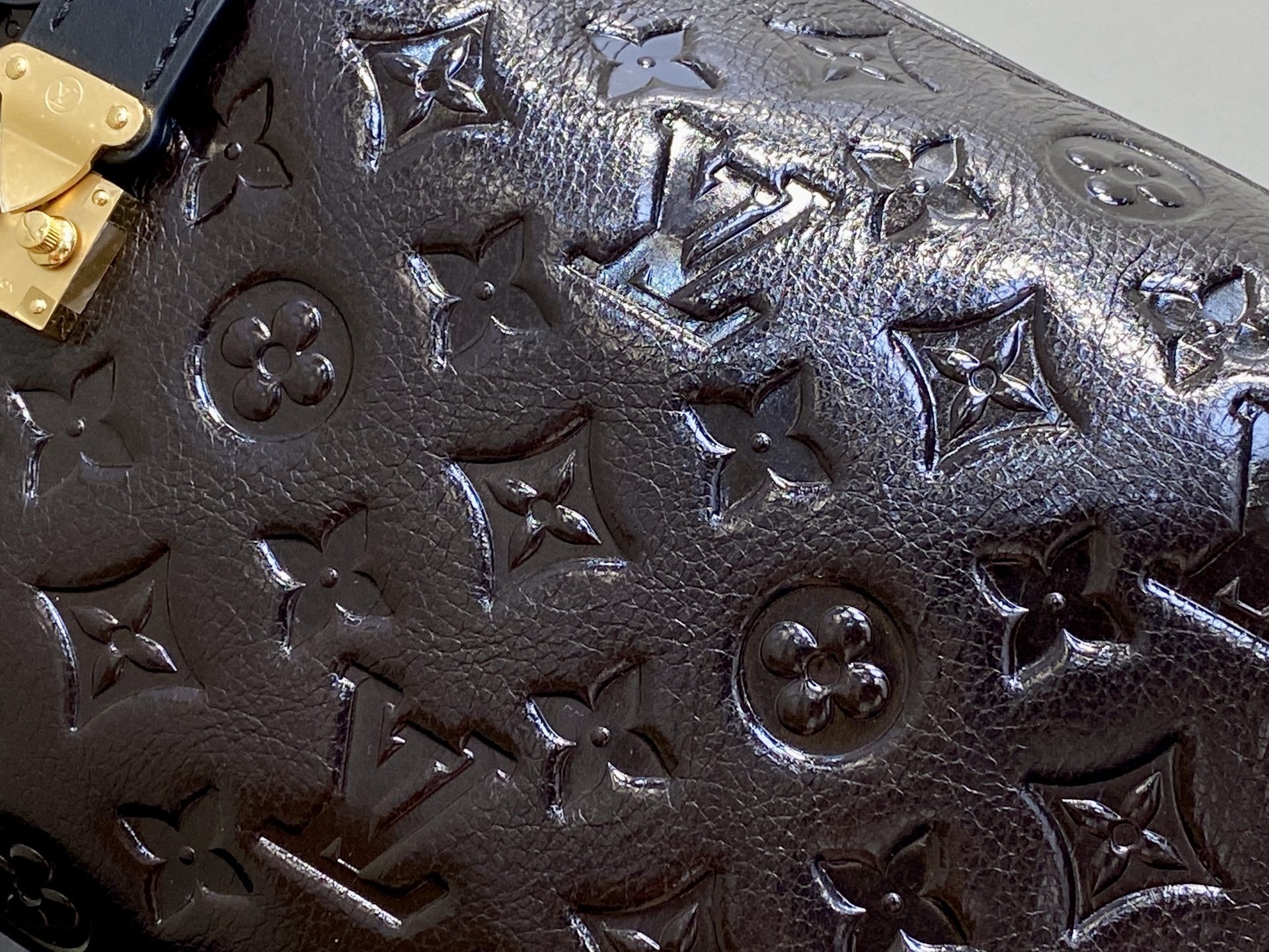 【顶级原单】M26304巧克力色油蜡皮 全皮压花软盒子 SIDE TRUNK 中号手袋 在 2025 秋