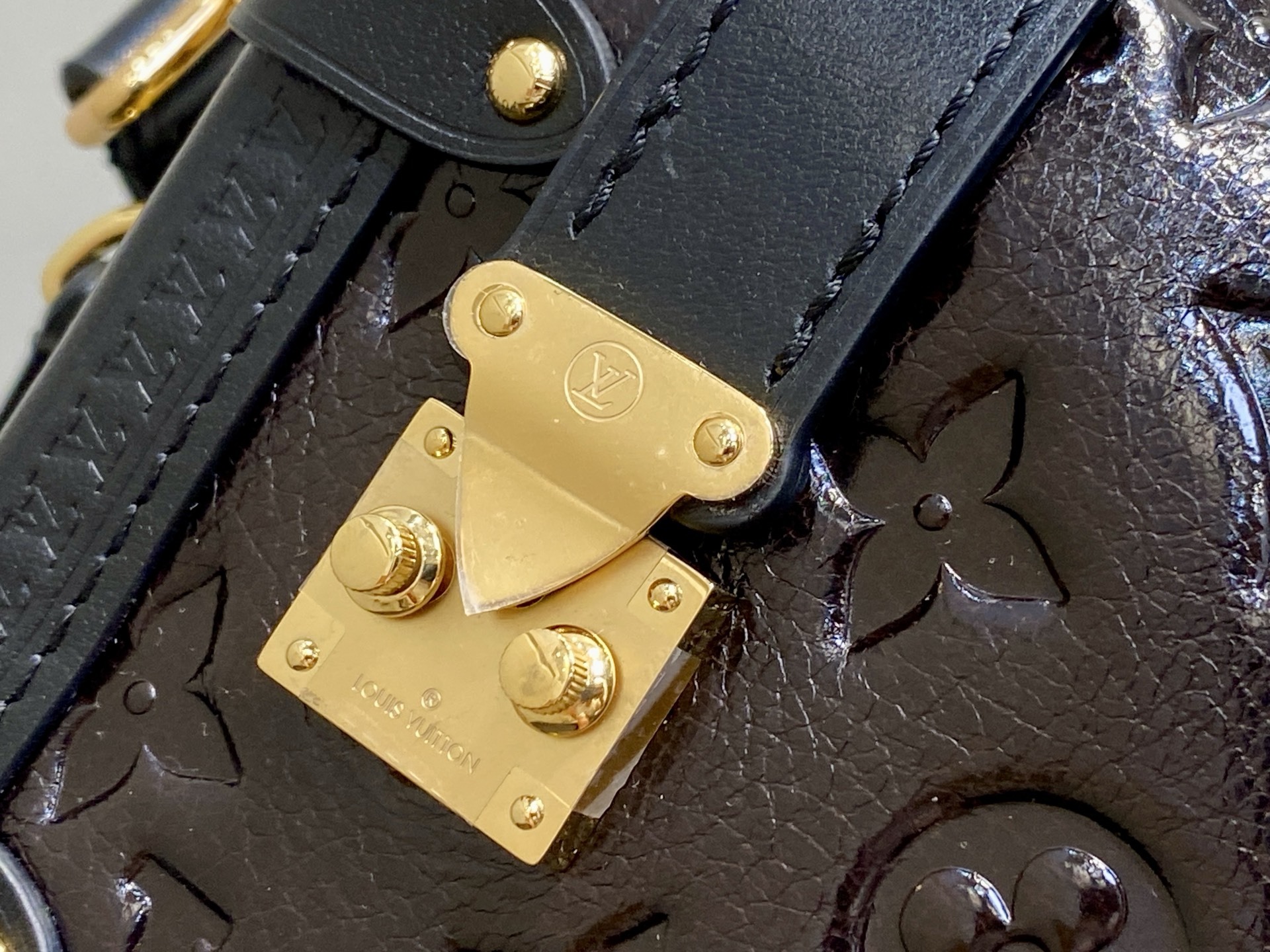 【顶级原单】M26304巧克力色油蜡皮 全皮压花软盒子 SIDE TRUNK 中号手袋 在 2025 秋