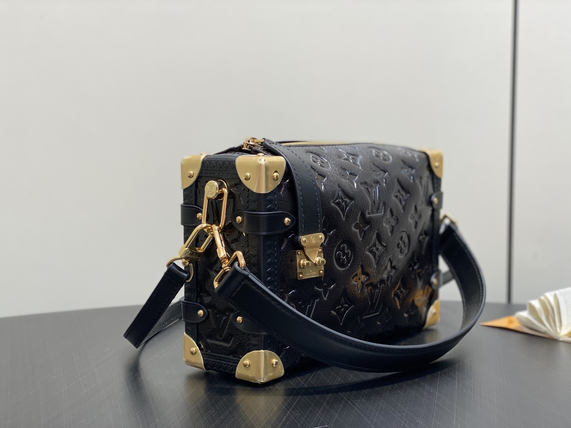 【顶级原单】M26304巧克力色油蜡皮 全皮压花软盒子 SIDE TRUNK 中号手袋 在 2025 秋