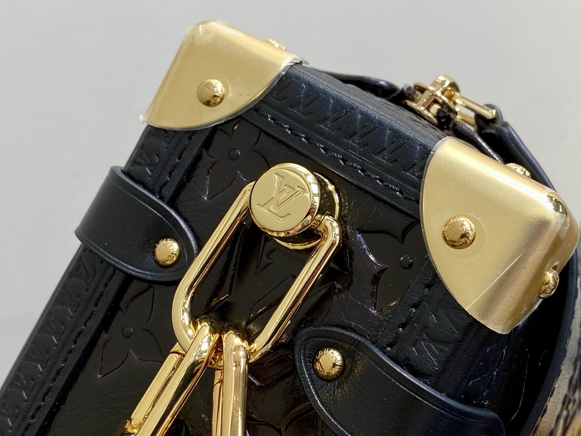 【顶级原单】M26304巧克力色油蜡皮 全皮压花软盒子 SIDE TRUNK 中号手袋 在 2025 秋