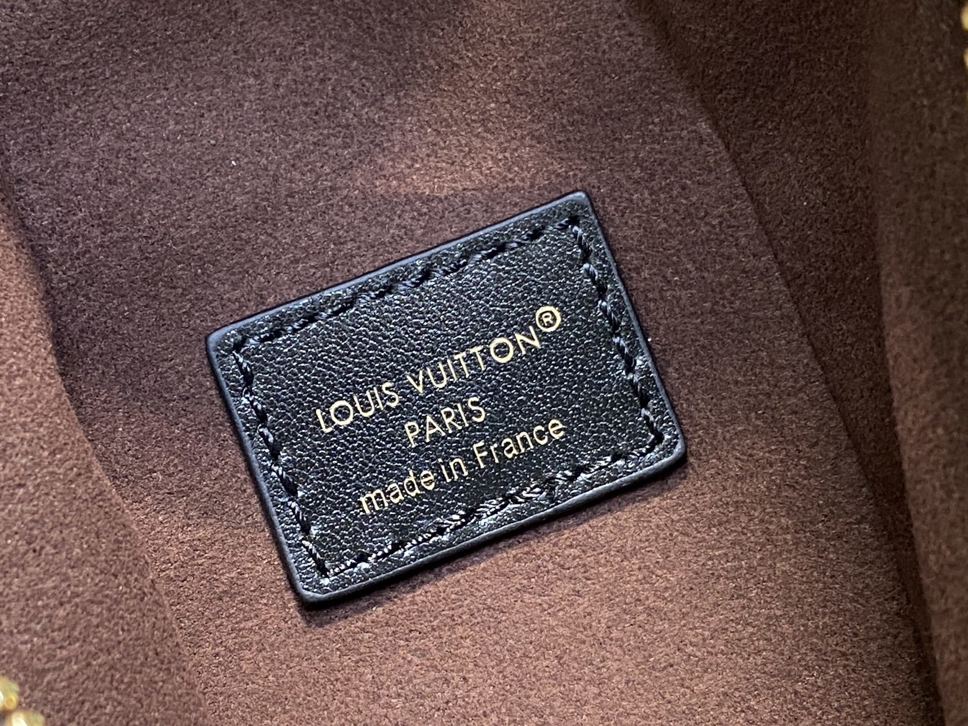 【顶级原单】M26304巧克力色油蜡皮 全皮压花软盒子 SIDE TRUNK 中号手袋 在 2025 秋