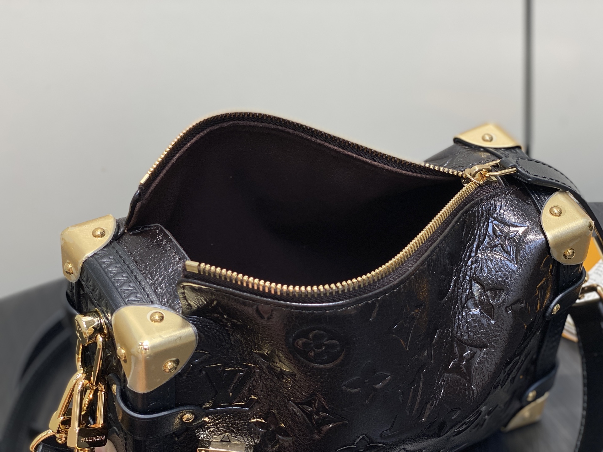 【顶级原单】M26304巧克力色油蜡皮 全皮压花软盒子 SIDE TRUNK 中号手袋 在 2025 秋