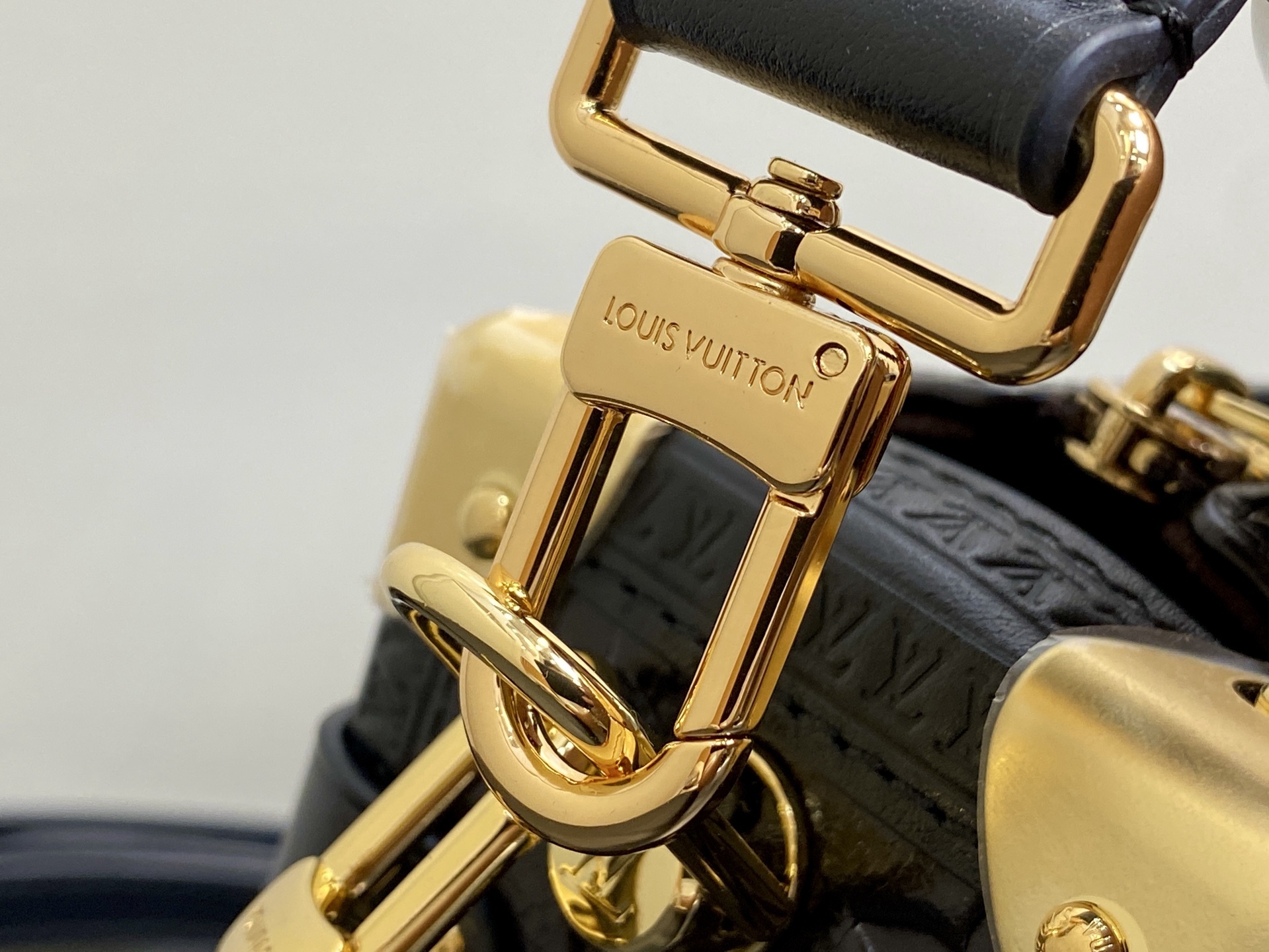 【顶级原单】M26304巧克力色油蜡皮 全皮压花软盒子 SIDE TRUNK 中号手袋 在 2025 秋