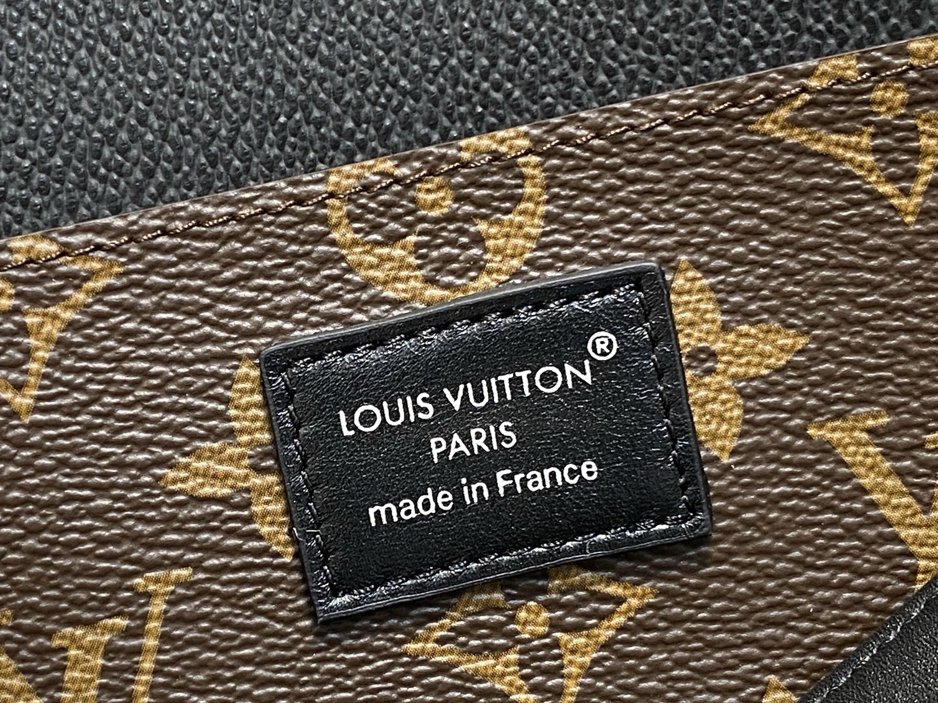 Louis Vuitton Pochette Cosmétique Medium Black Leather Cosmetic Pouch 8 i1756792712036 4928 0 7