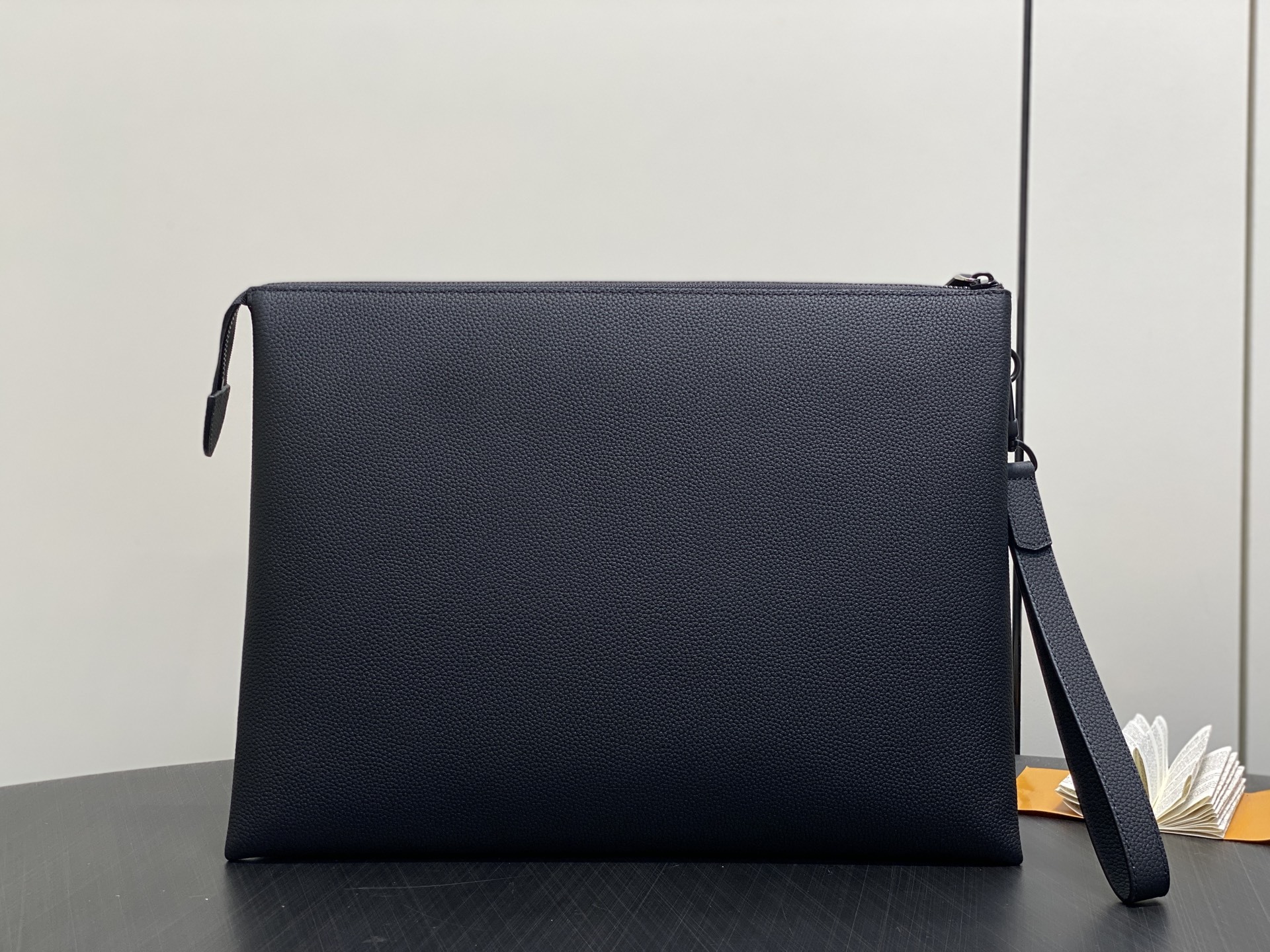 【顶级原单】M25943黑色 全皮手包手拿包 Duo Pouch 手拿包 Duo口袋由牛皮革制成,带有三
