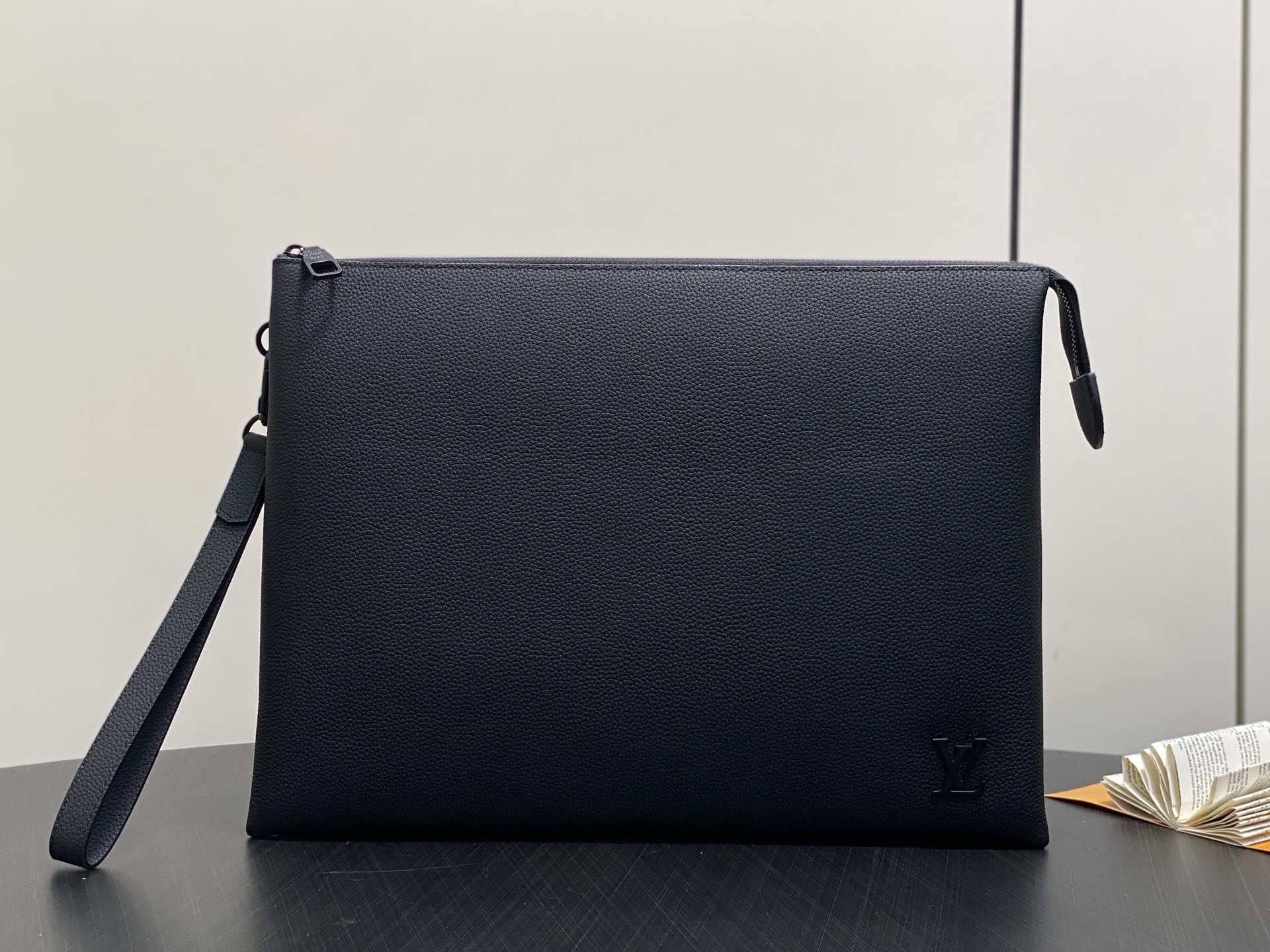 【顶级原单】M25943黑色 全皮手包手拿包 Duo Pouch 手拿包 Duo口袋由牛皮革制成,带有三