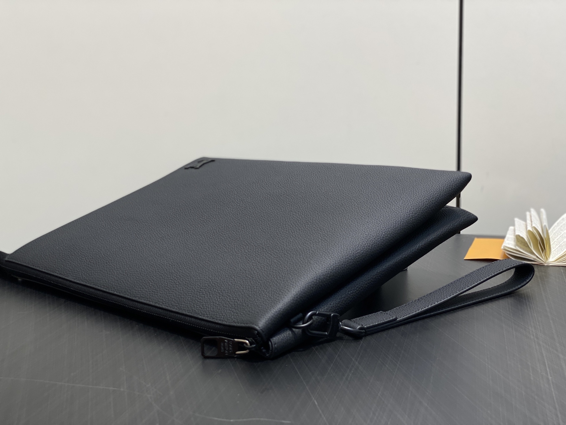 【顶级原单】M25943黑色 全皮手包手拿包 Duo Pouch 手拿包 Duo口袋由牛皮革制成,带有三