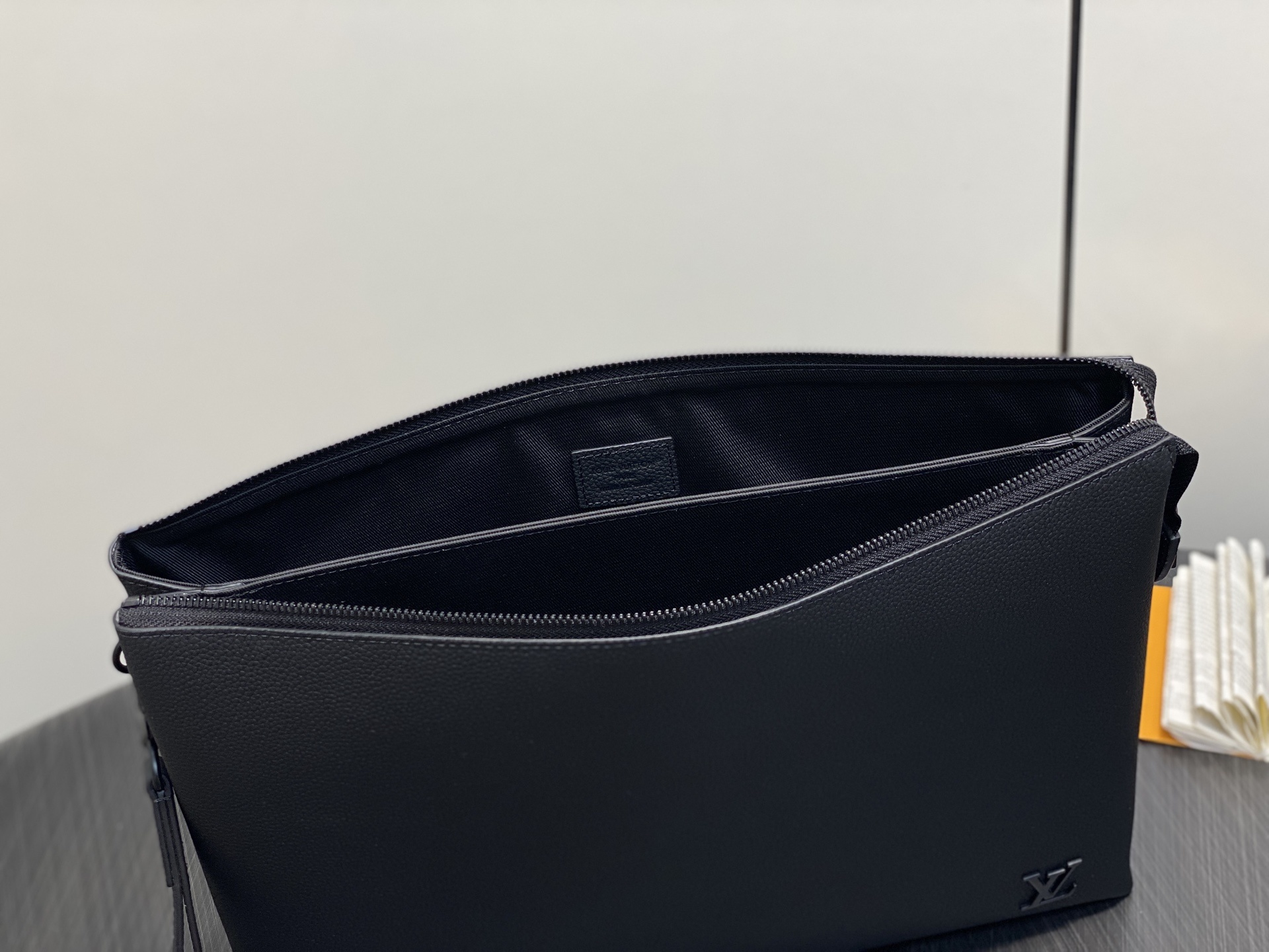 【顶级原单】M25943黑色 全皮手包手拿包 Duo Pouch 手拿包 Duo口袋由牛皮革制成,带有三