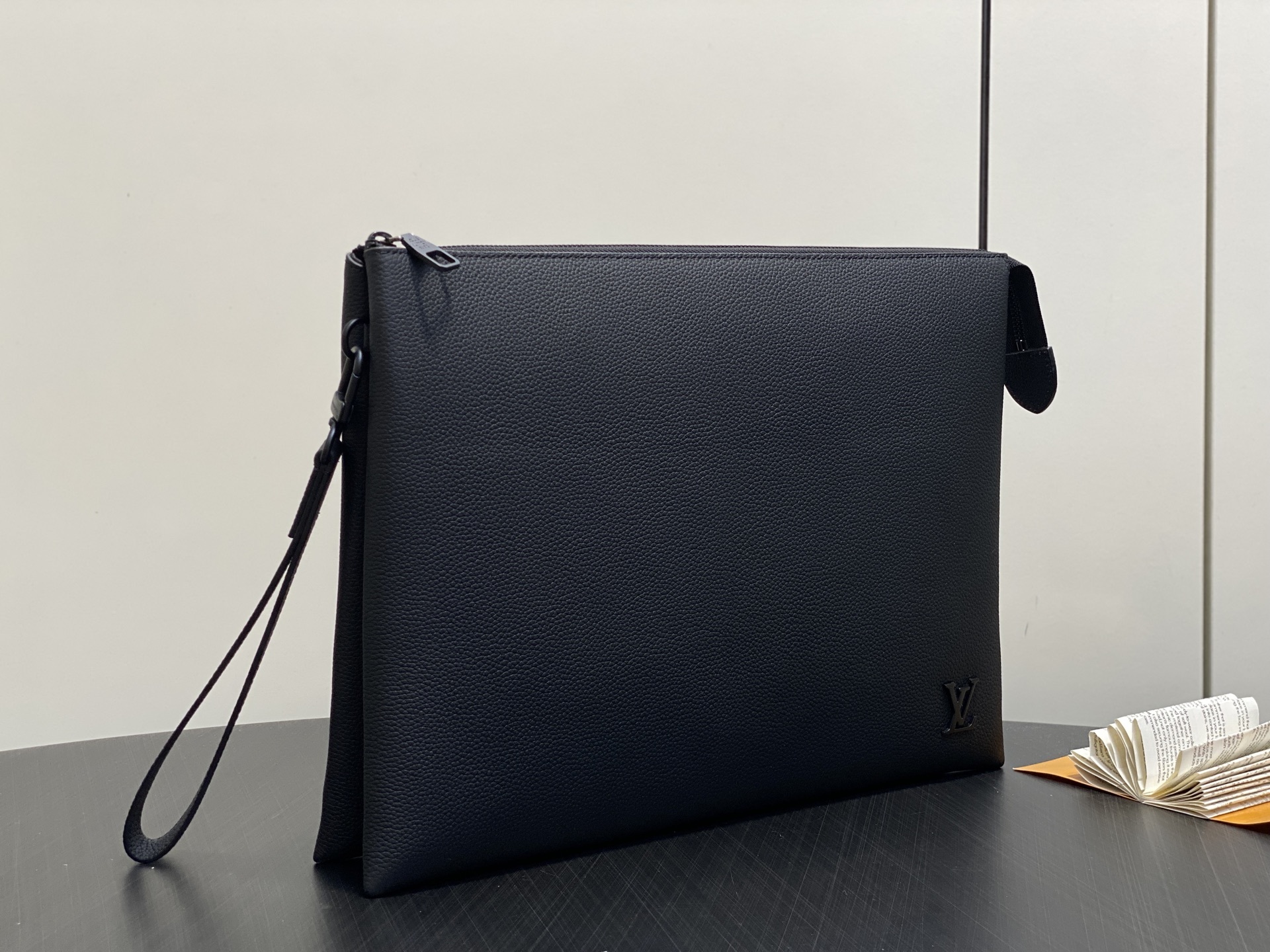 【顶级原单】M25943黑色 全皮手包手拿包 Duo Pouch 手拿包 Duo口袋由牛皮革制成,带有三