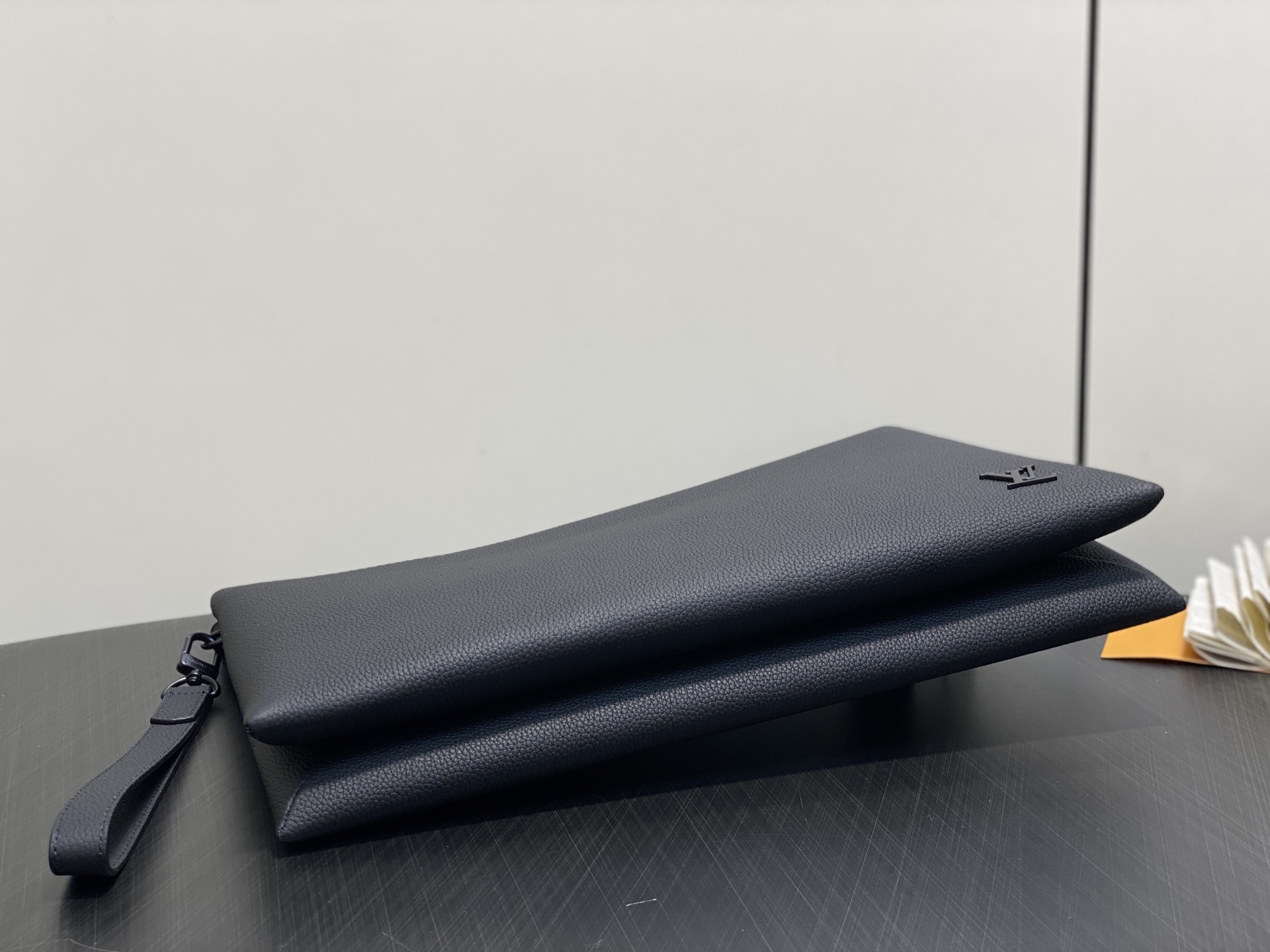 【顶级原单】M25943黑色 全皮手包手拿包 Duo Pouch 手拿包 Duo口袋由牛皮革制成,带有三