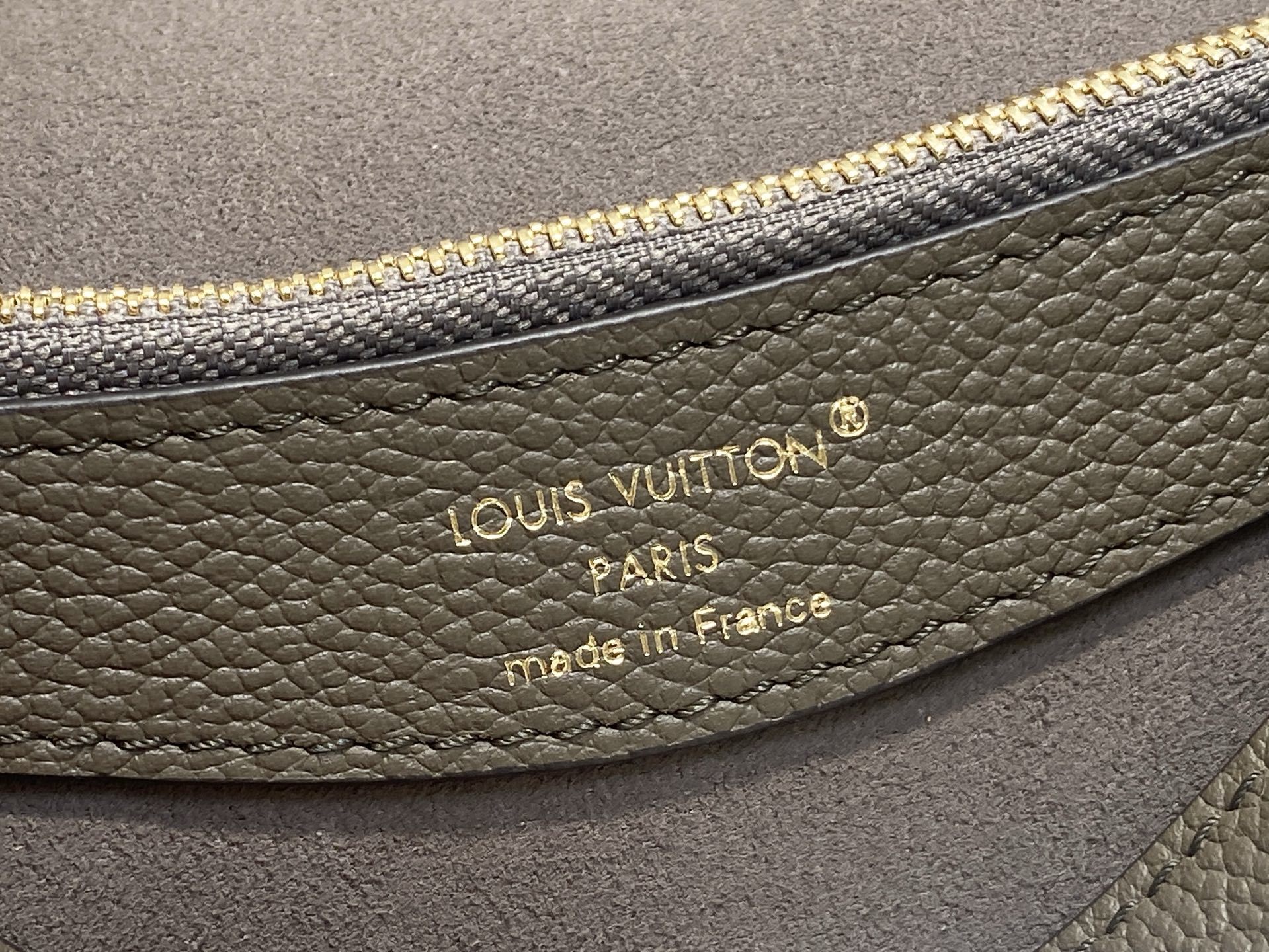 【顶级原单】M46386卡其绿 M15049 全皮压花法棍包 Diane 手袋 本款 Diane 手袋为