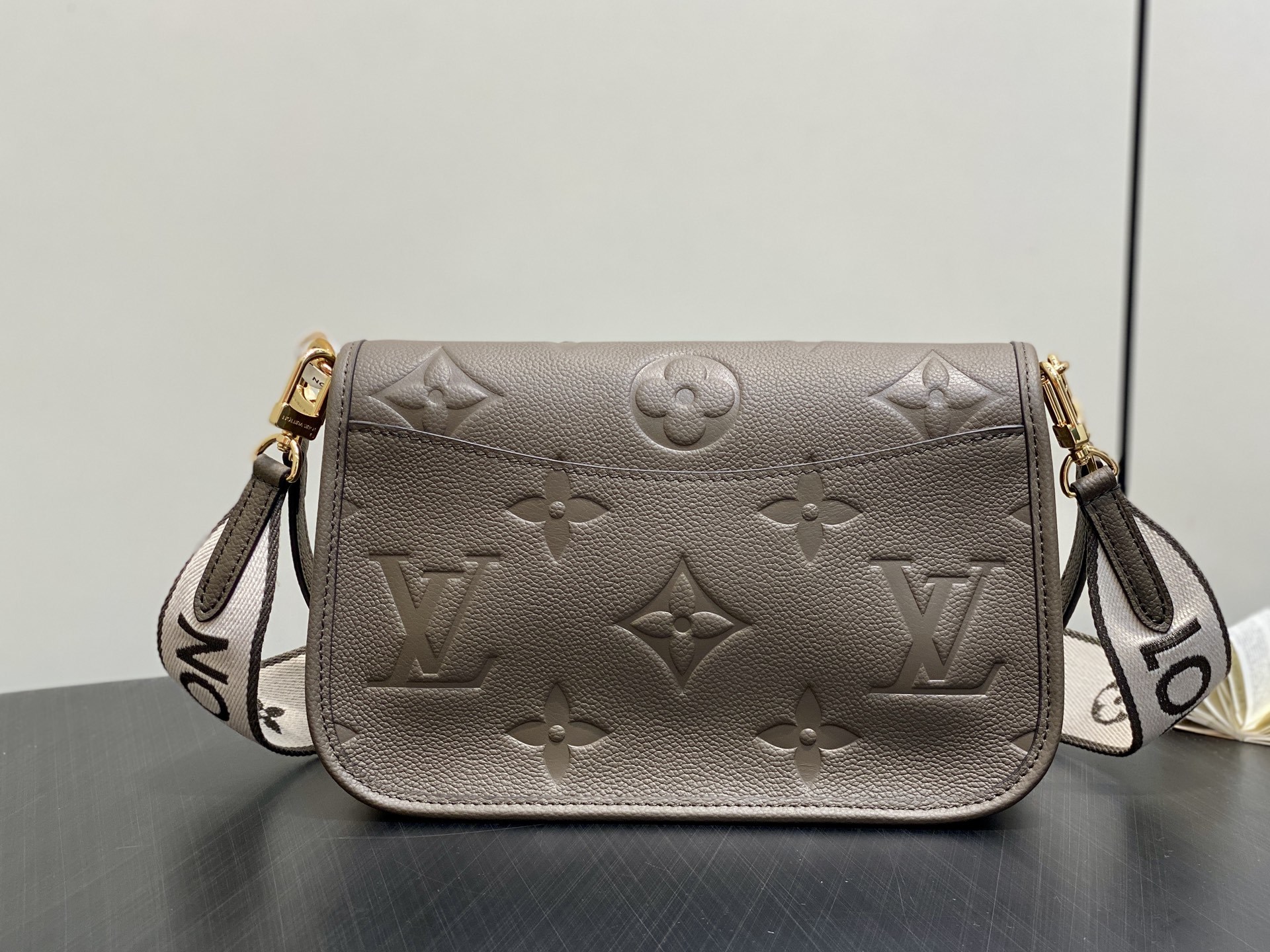 【顶级原单】M46386卡其绿 M15049 全皮压花法棍包 Diane 手袋 本款 Diane 手袋为