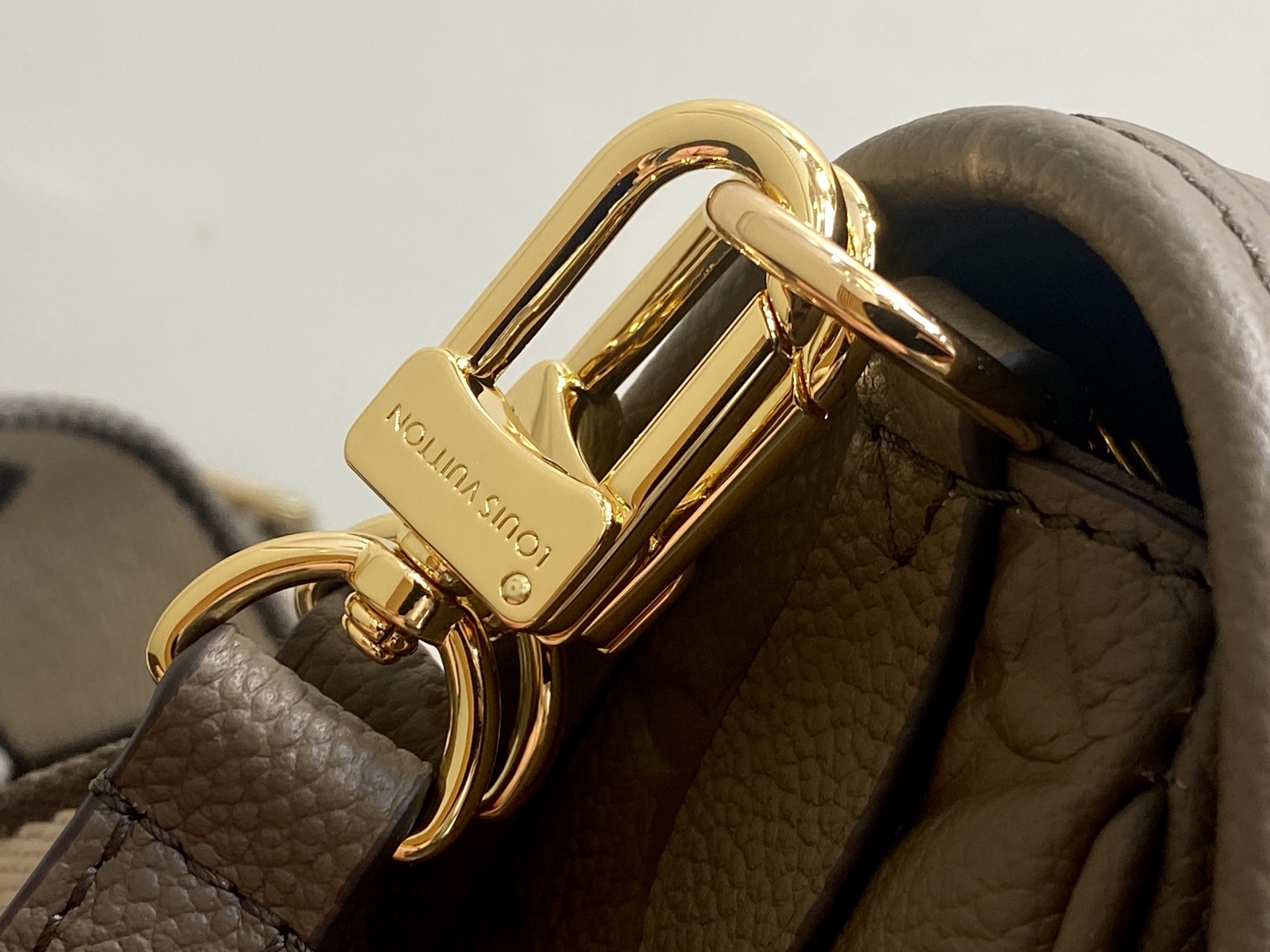 【顶级原单】M46386卡其绿 M15049 全皮压花法棍包 Diane 手袋 本款 Diane 手袋为