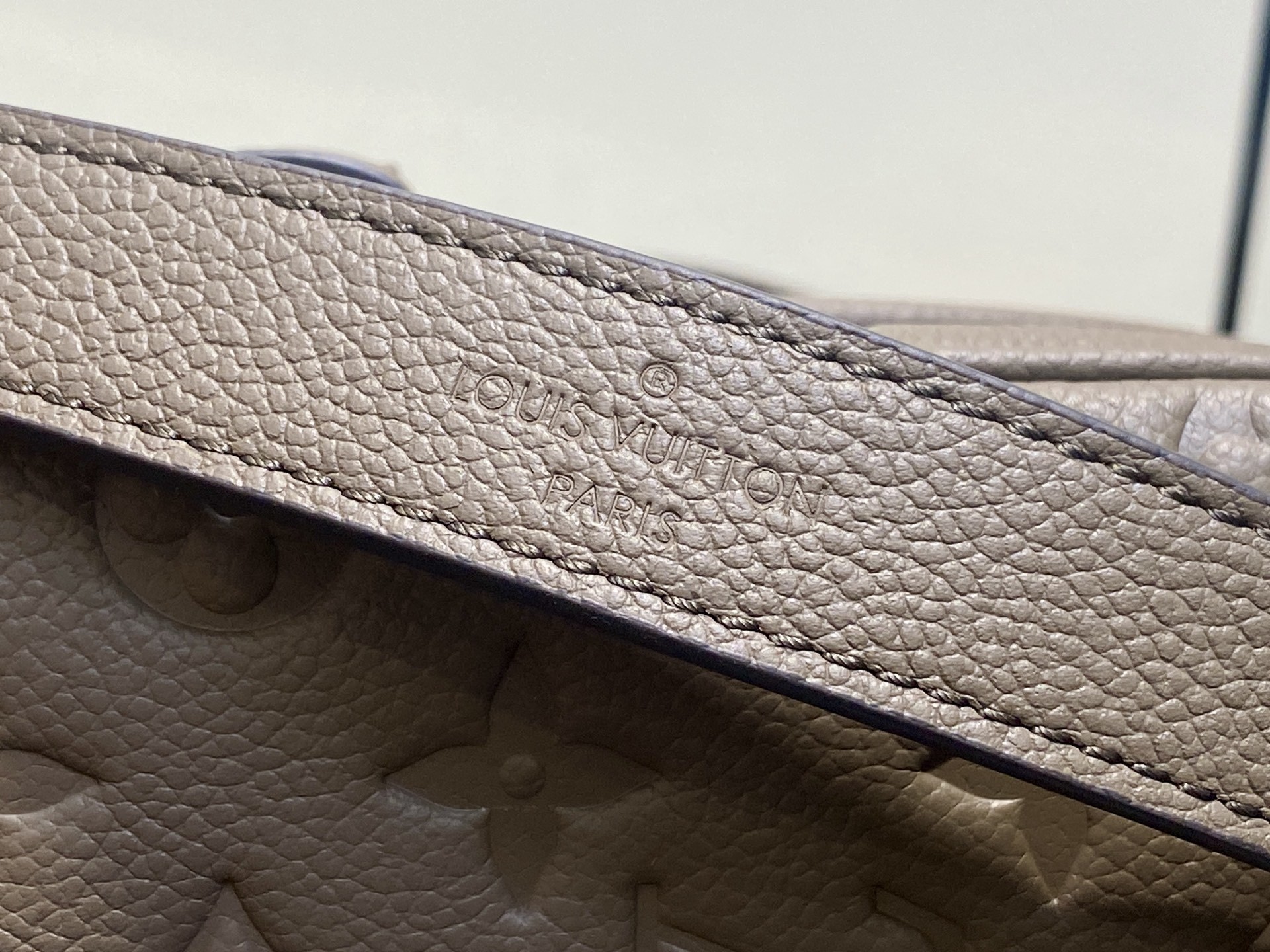 【顶级原单】M46386卡其绿 M15049 全皮压花法棍包 Diane 手袋 本款 Diane 手袋为