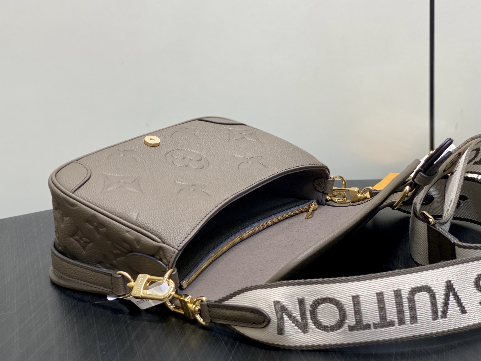 【顶级原单】M46386卡其绿 M15049 全皮压花法棍包 Diane 手袋 本款 Diane 手袋为