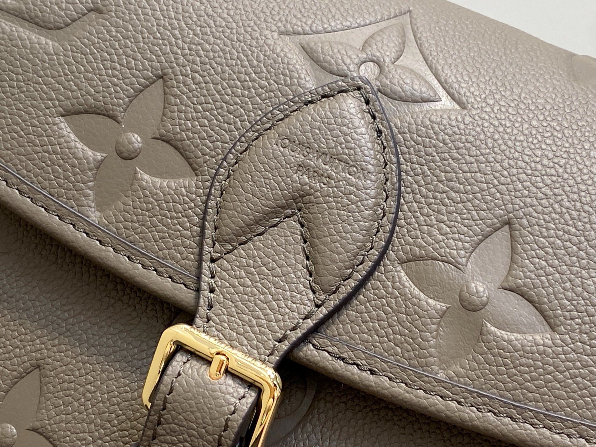 【顶级原单】M46386卡其绿 M15049 全皮压花法棍包 Diane 手袋 本款 Diane 手袋为