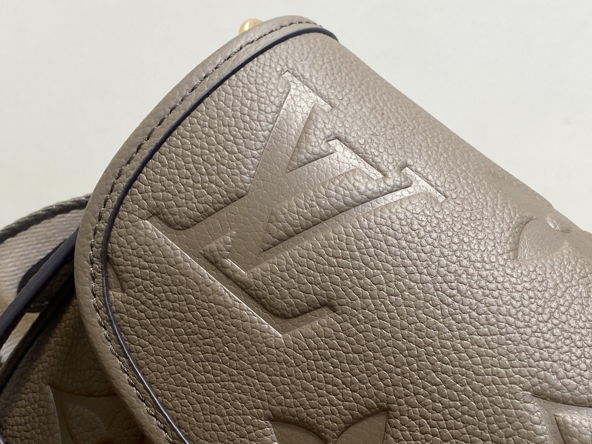 【顶级原单】M46386卡其绿 M15049 全皮压花法棍包 Diane 手袋 本款 Diane 手袋为