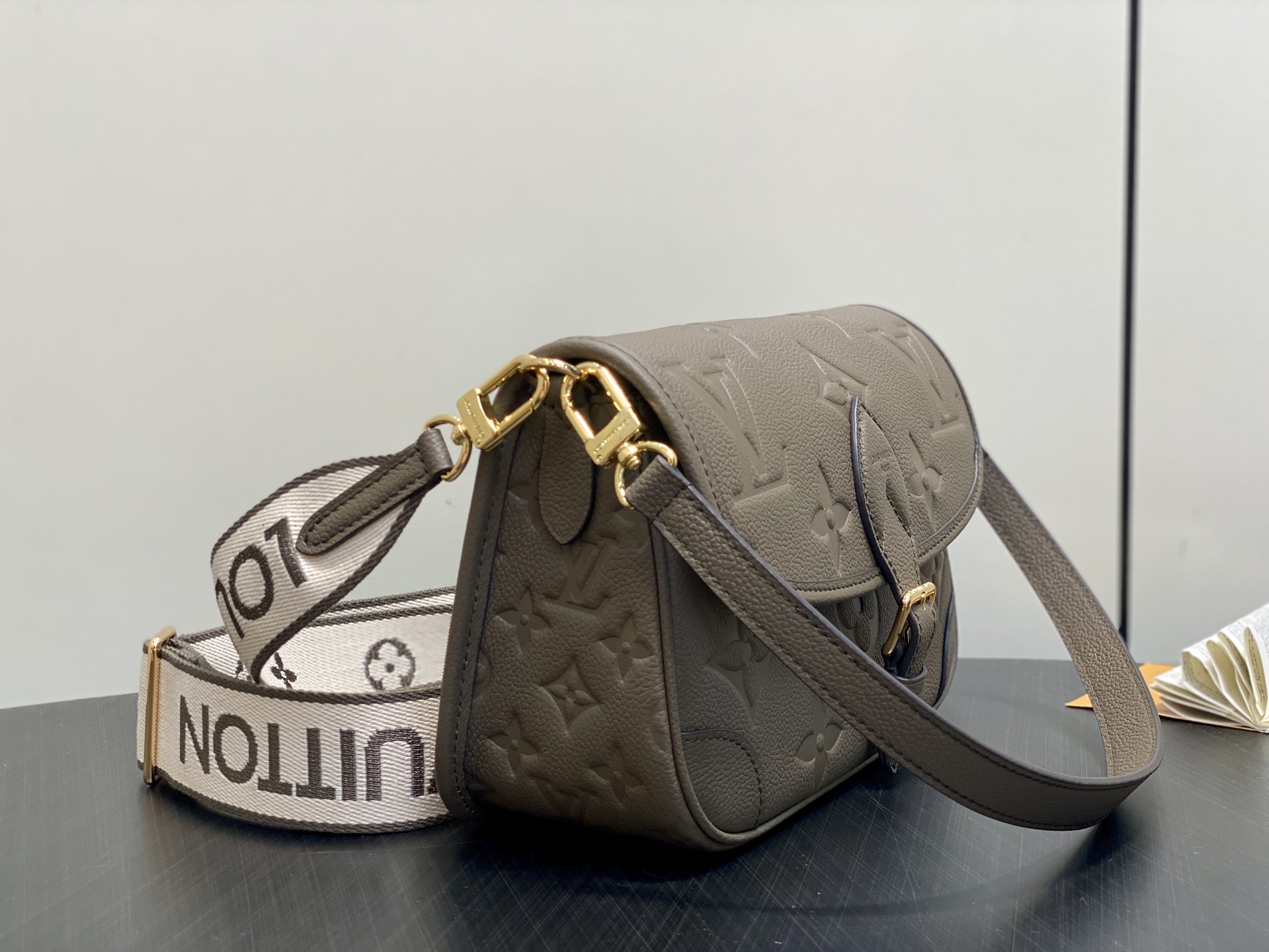 【顶级原单】M46386卡其绿 M15049 全皮压花法棍包 Diane 手袋 本款 Diane 手袋为