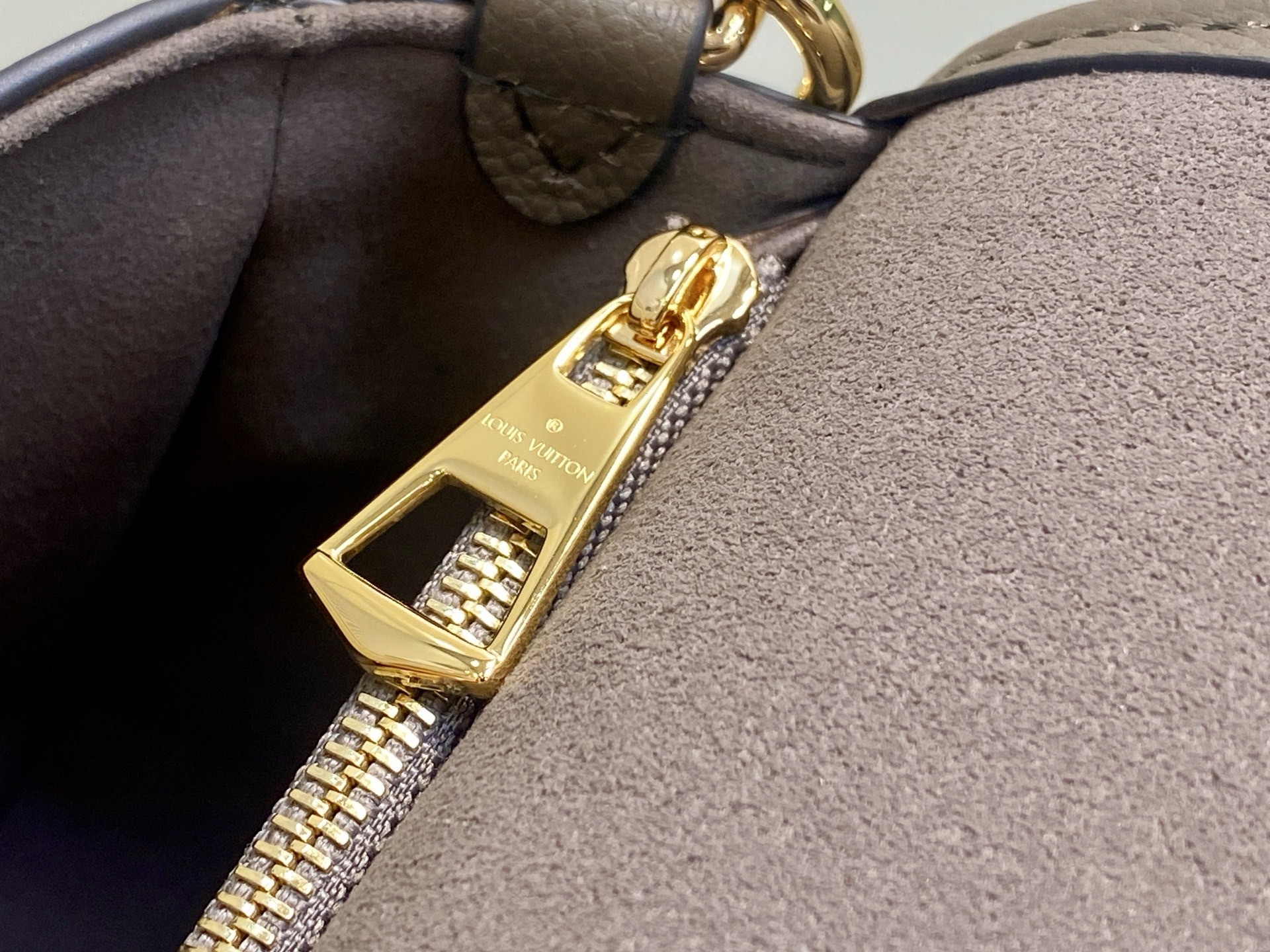 【顶级原单】M46386卡其绿 M15049 全皮压花法棍包 Diane 手袋 本款 Diane 手袋为