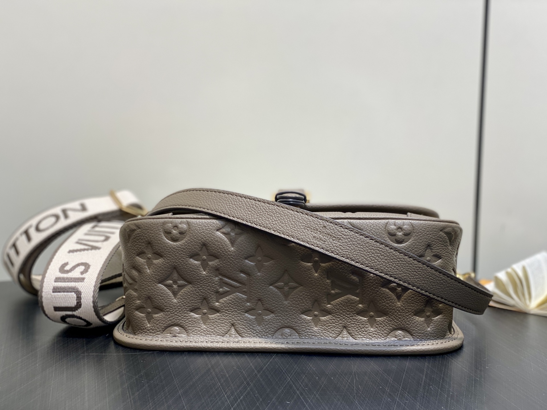 【顶级原单】M46386卡其绿 M15049 全皮压花法棍包 Diane 手袋 本款 Diane 手袋为