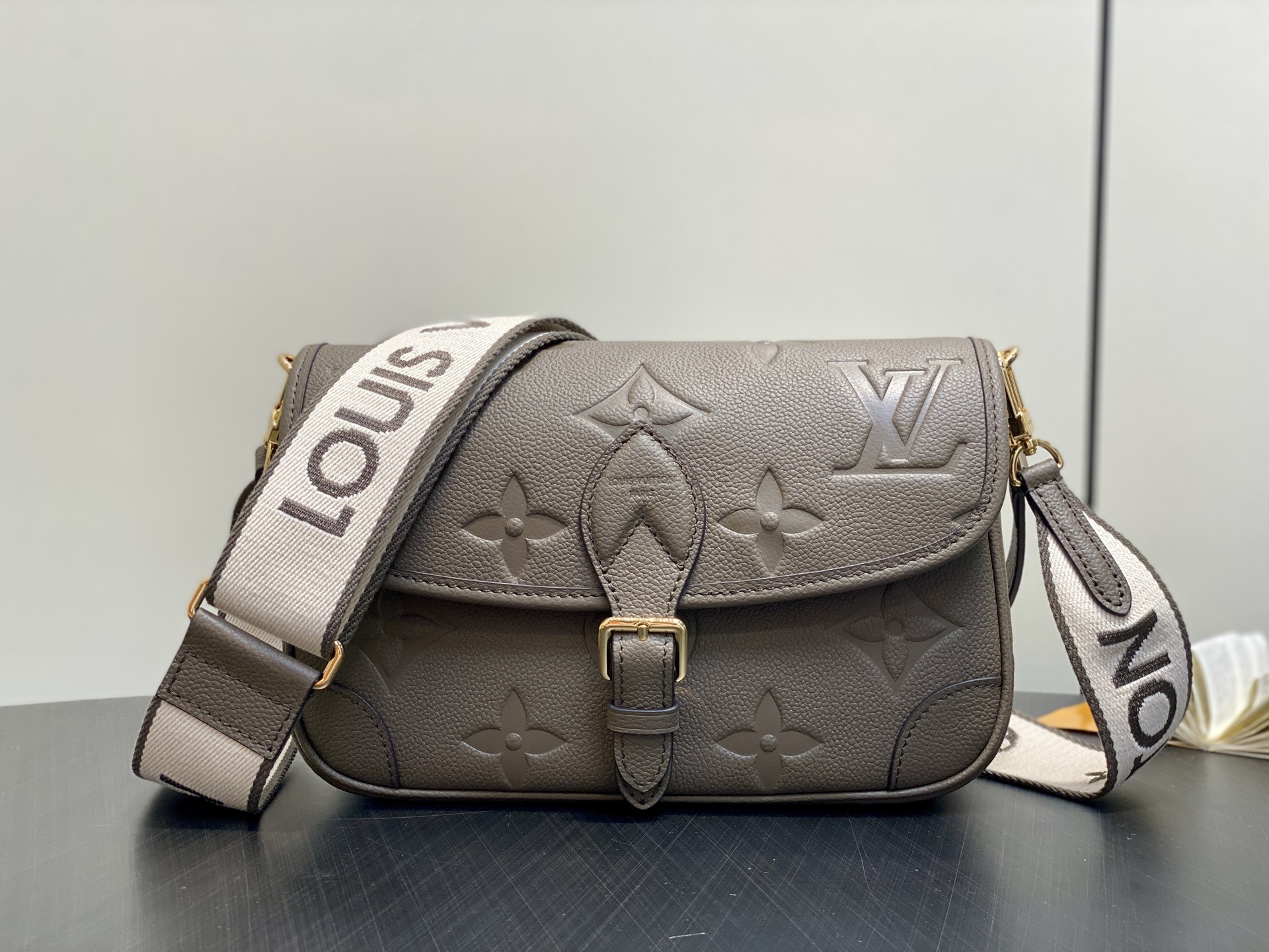 【顶级原单】M46386卡其绿 M15049 全皮压花法棍包 Diane 手袋 本款 Diane 手袋为