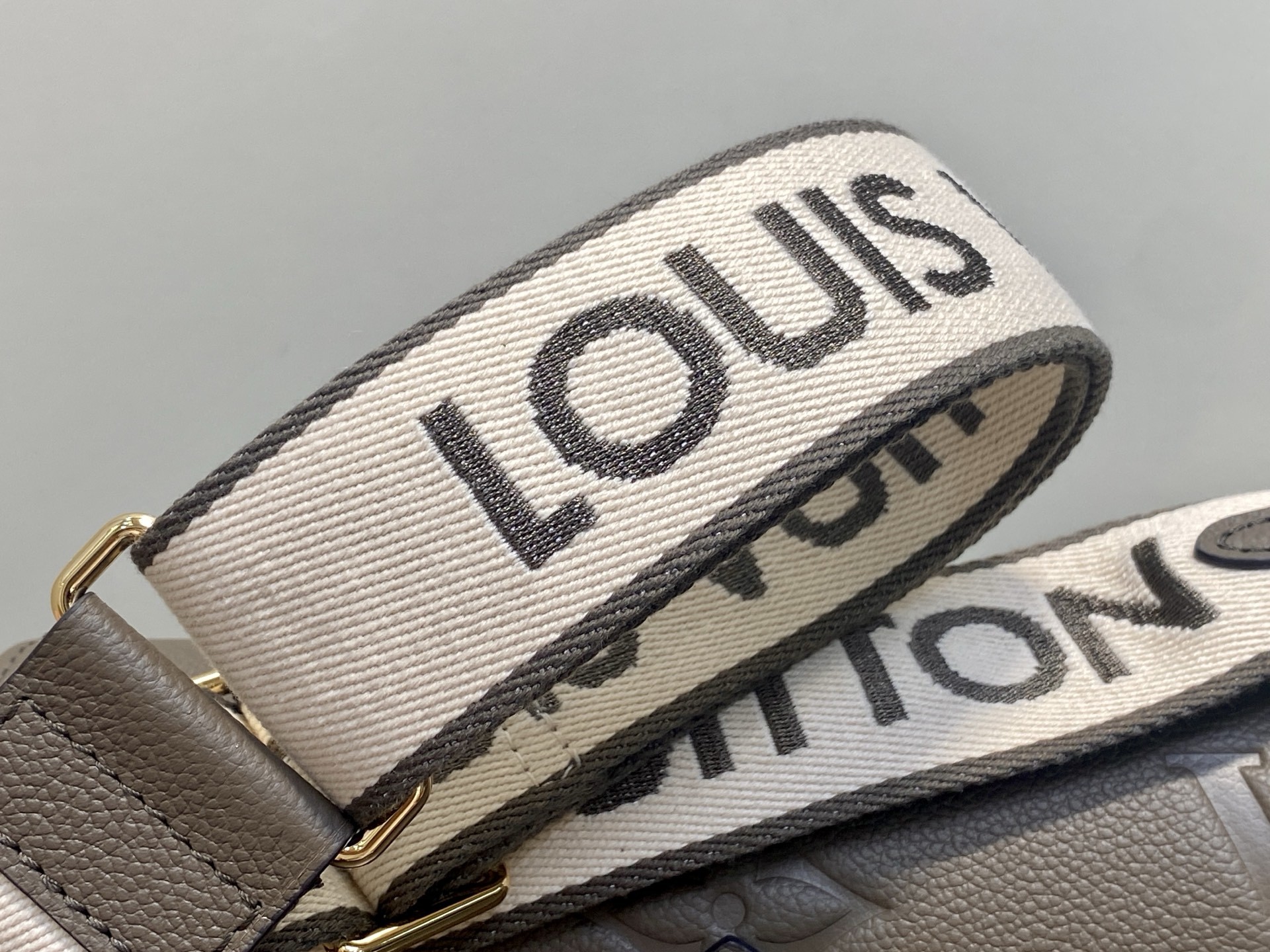 【顶级原单】M46386卡其绿 M15049 全皮压花法棍包 Diane 手袋 本款 Diane 手袋为