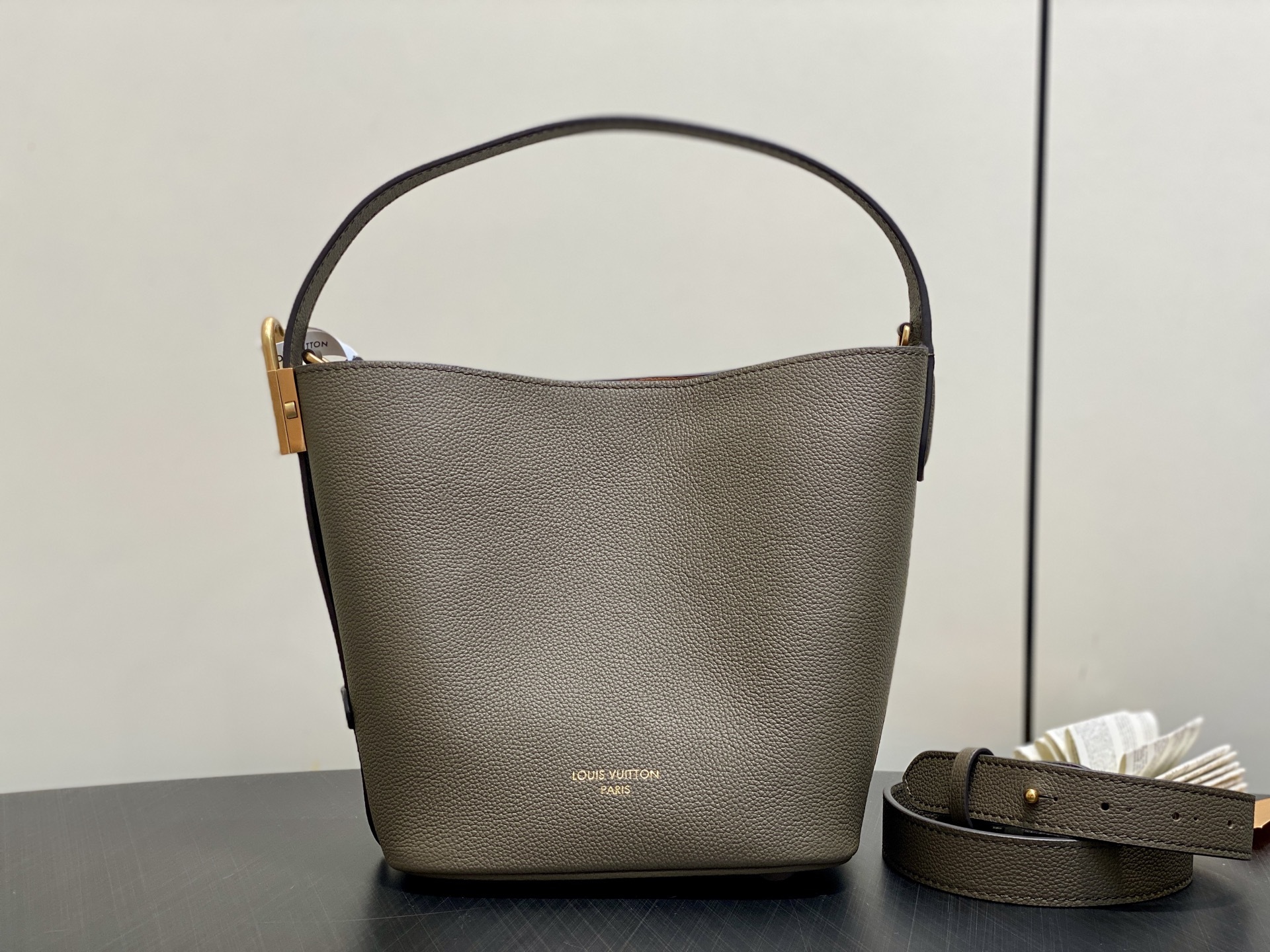 【顶级原单】M14416卡其绿 全皮水桶包 LOW KEY ALL IN BB 手袋 m25543 黑色