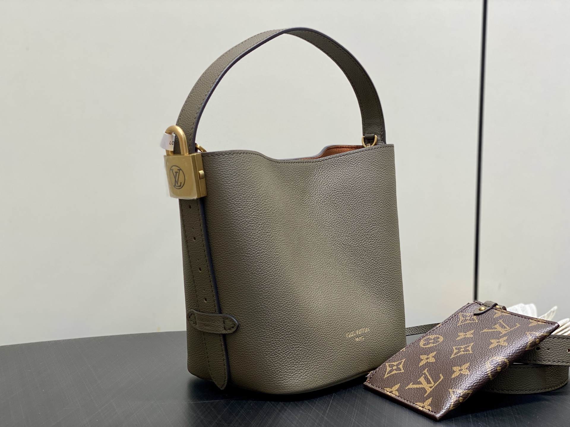 【顶级原单】M14416卡其绿 全皮水桶包 LOW KEY ALL IN BB 手袋 m25543 黑色