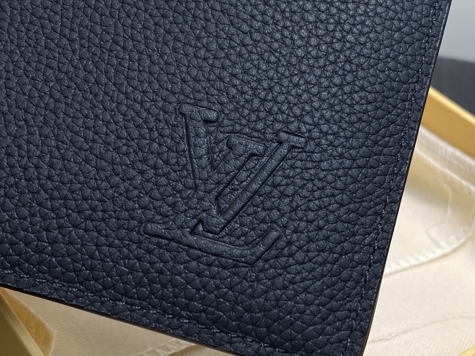 【顶级原单】M25945黑色 荔枝纹全皮短款西装夹 Multiple wallet 钱包 采用柔韧且耐用