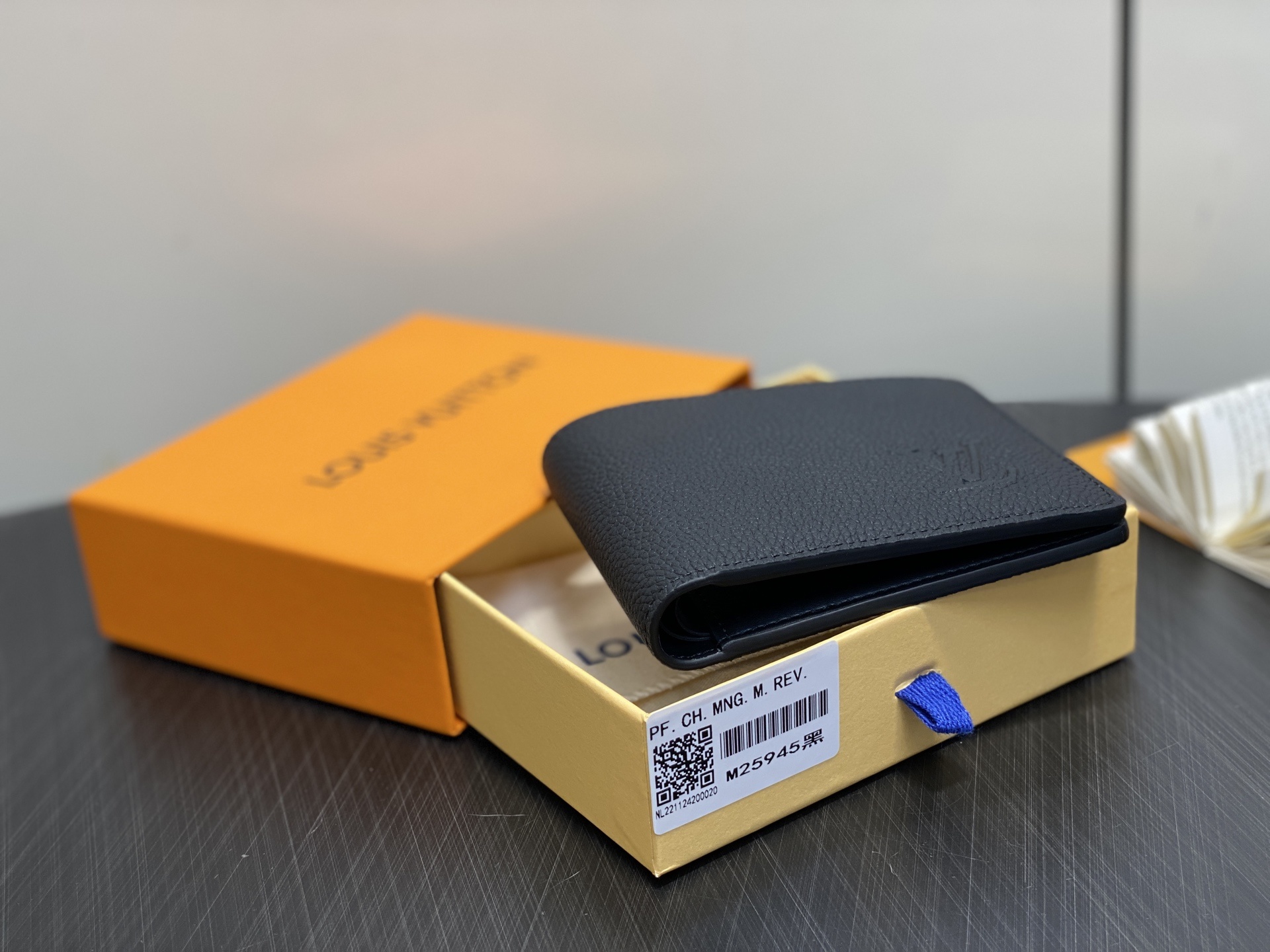 【顶级原单】M25945黑色 荔枝纹全皮短款西装夹 Multiple wallet 钱包 采用柔韧且耐用
