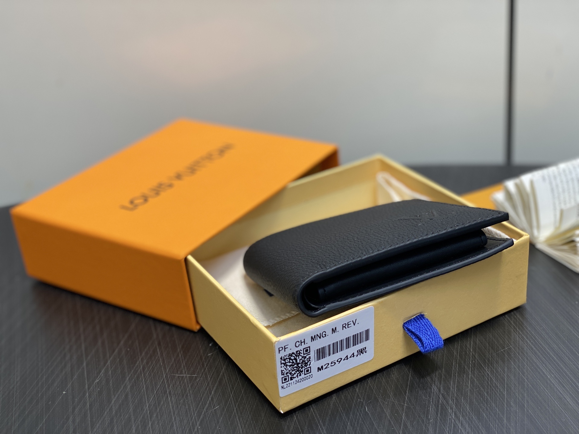 【顶级原单】M25944黑色 荔枝纹全皮短款西装夹 Multiple wallet 钱包 采用柔韧且耐用