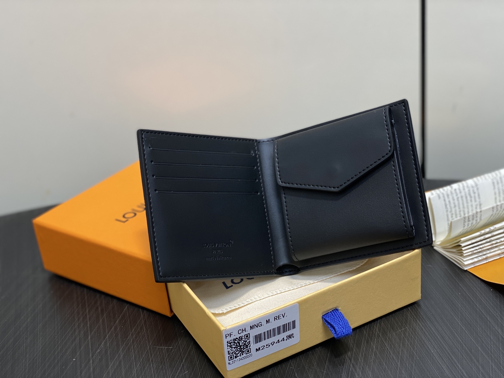 【顶级原单】M25944黑色 荔枝纹全皮短款西装夹 Multiple wallet 钱包 采用柔韧且耐用