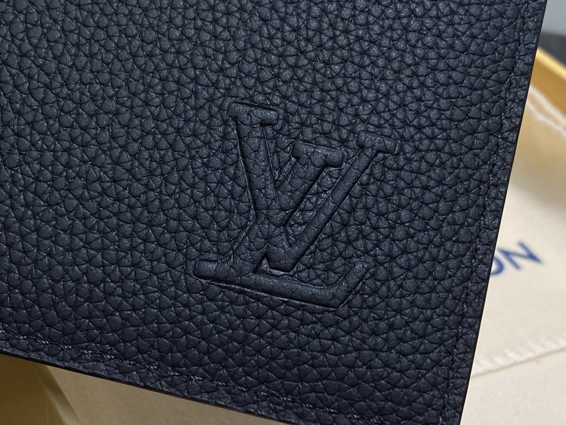 【顶级原单】M25944黑色 荔枝纹全皮短款西装夹 Multiple wallet 钱包 采用柔韧且耐用