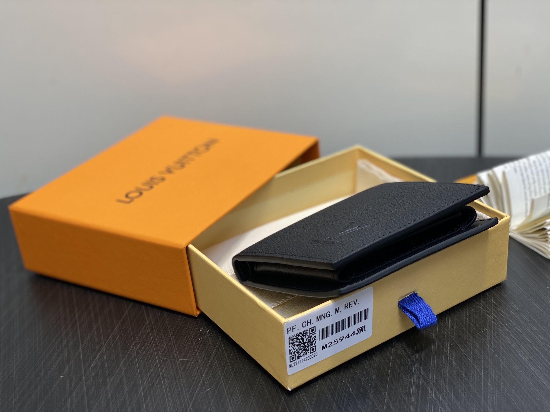 【顶级原单】M25944黑色 荔枝纹全皮短款西装夹 Multiple wallet 钱包 采用柔韧且耐用