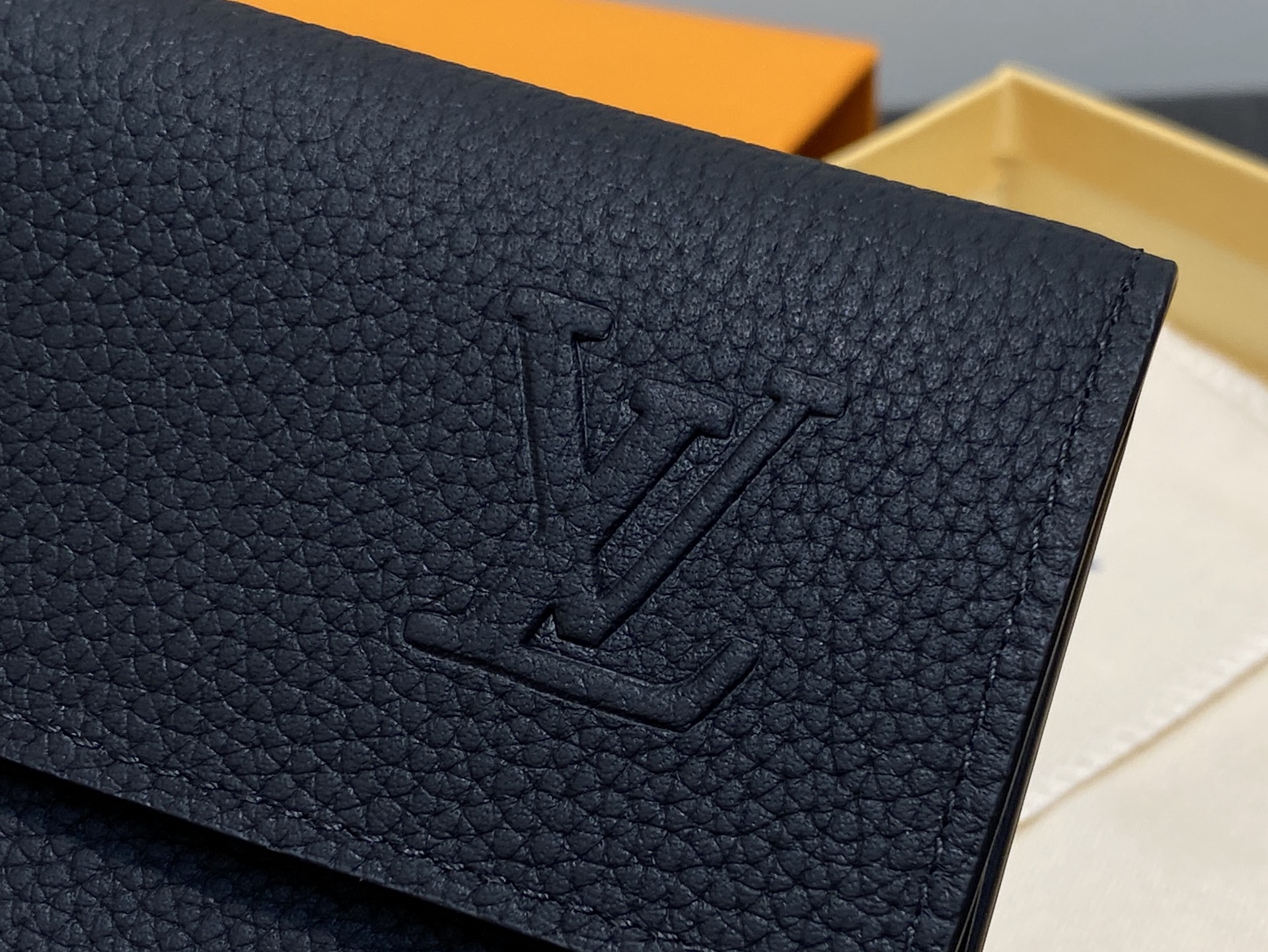 【顶级原单】M26250黑色 荔枝纹全皮三折钱包 Victor Wallet 钱包 这款优雅的Victo