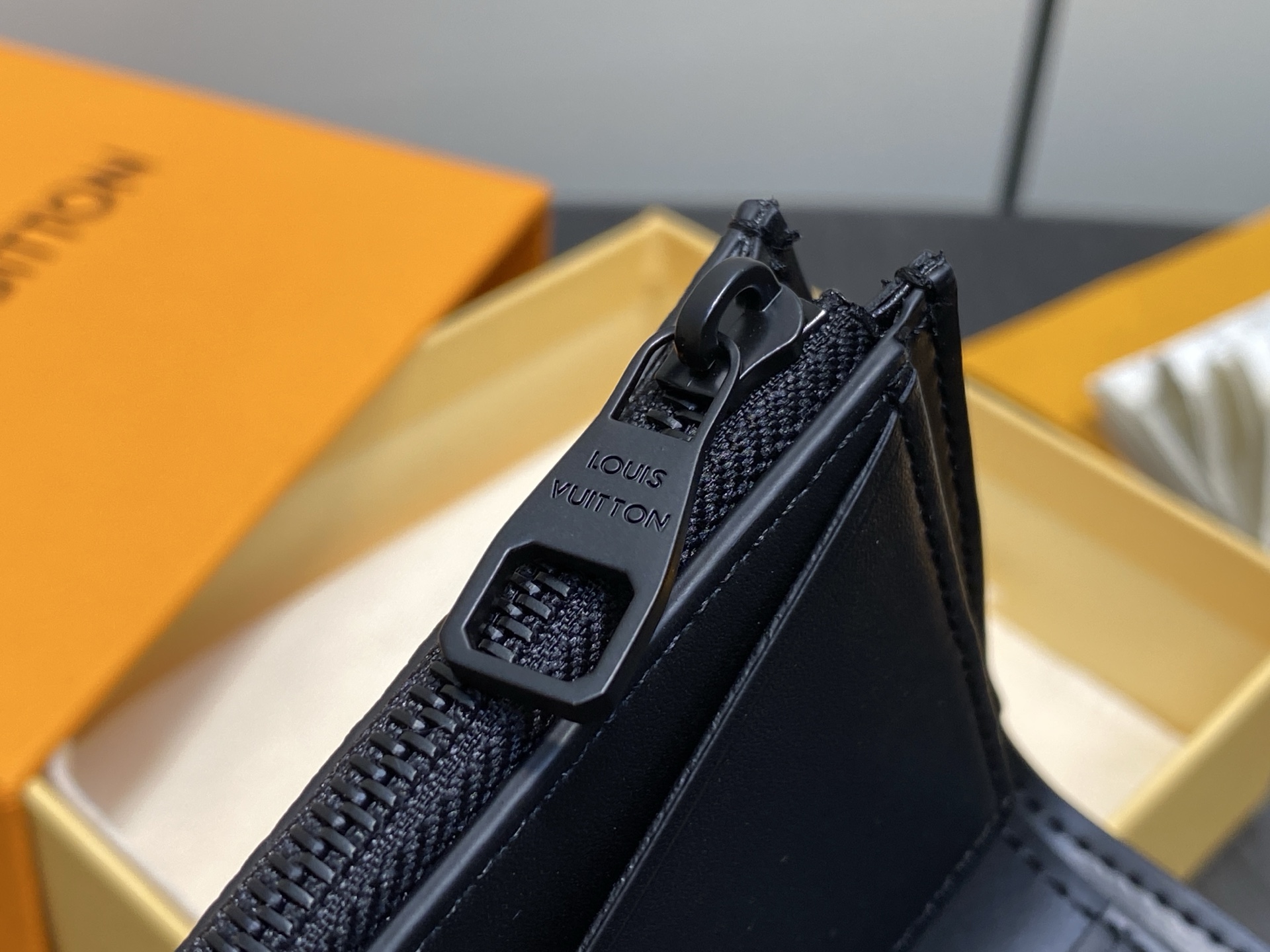 【顶级原单】M26250黑色 荔枝纹全皮三折钱包 Victor Wallet 钱包 这款优雅的Victo